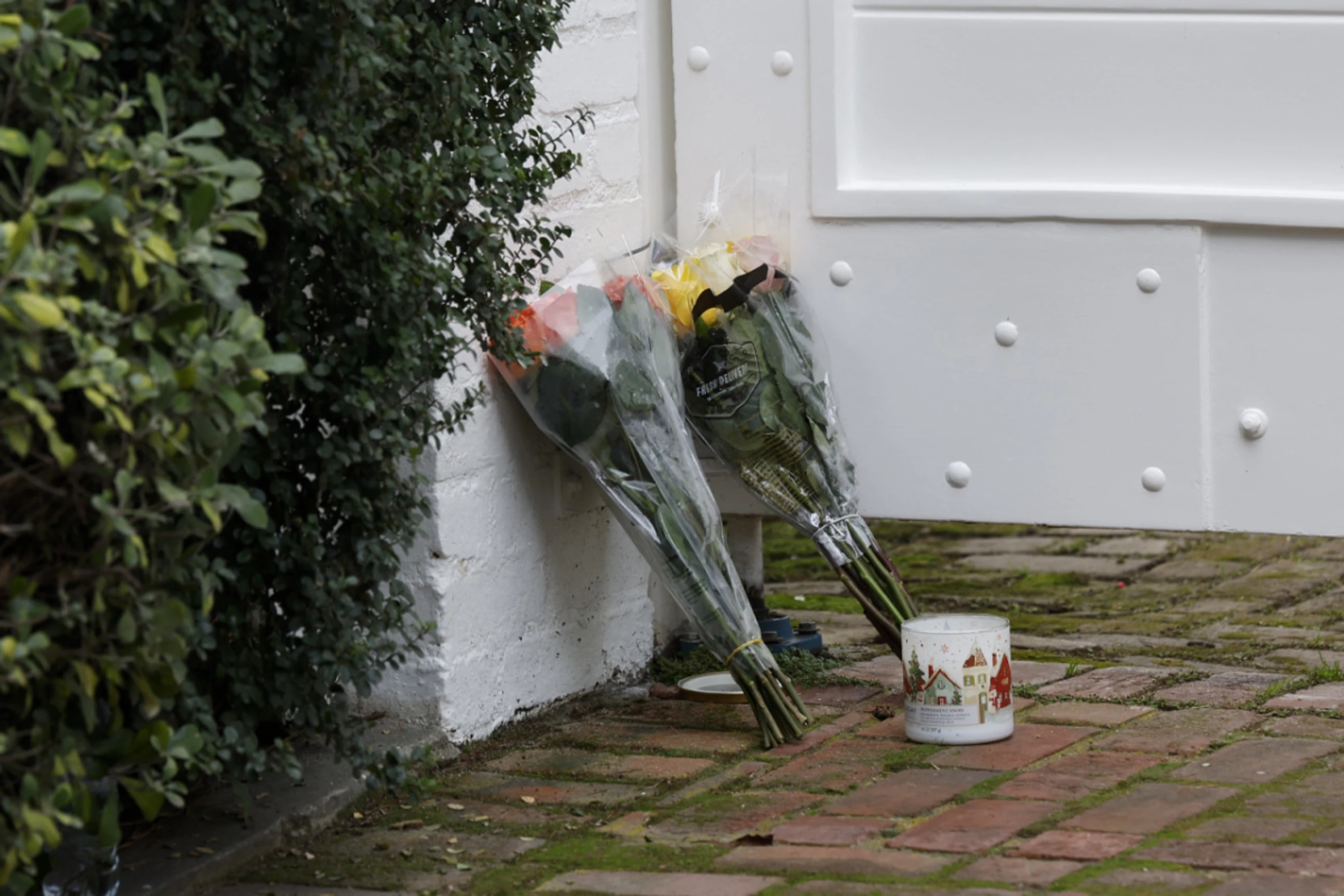 Blumen und Kerzen vor dem Haus des getöteten Ehepaars Reiner
