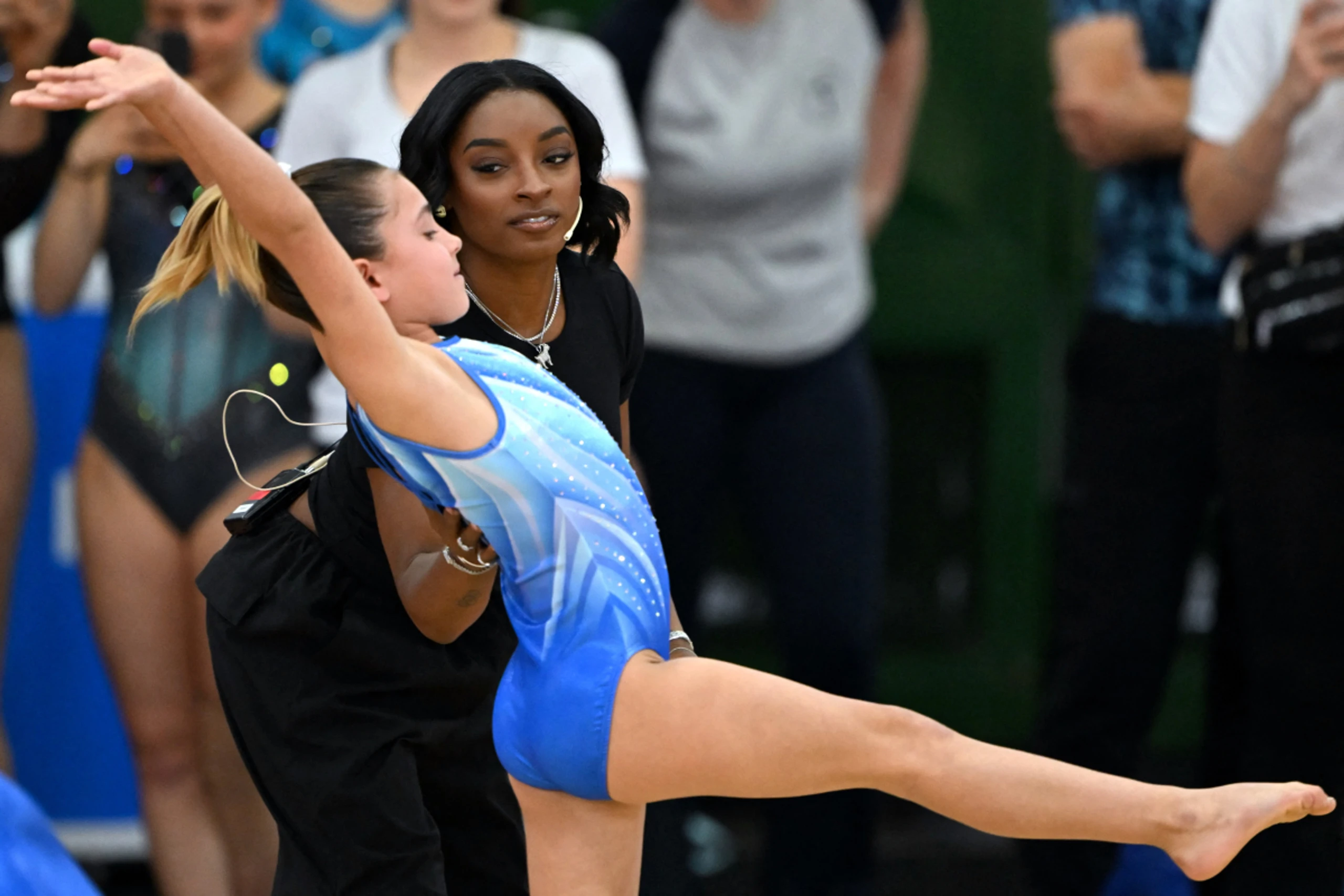 Spitzenturnerin Simone Biles leitet ein Nachwuchstalent an