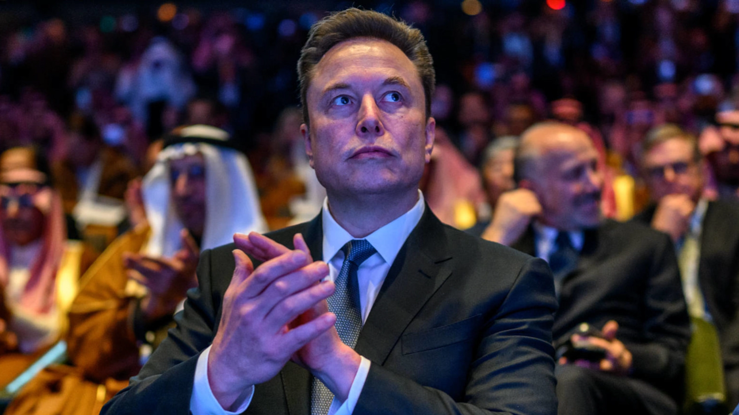 Tesla greift für Musks Robotaxi- und KI-Pläne tief in die Tasche