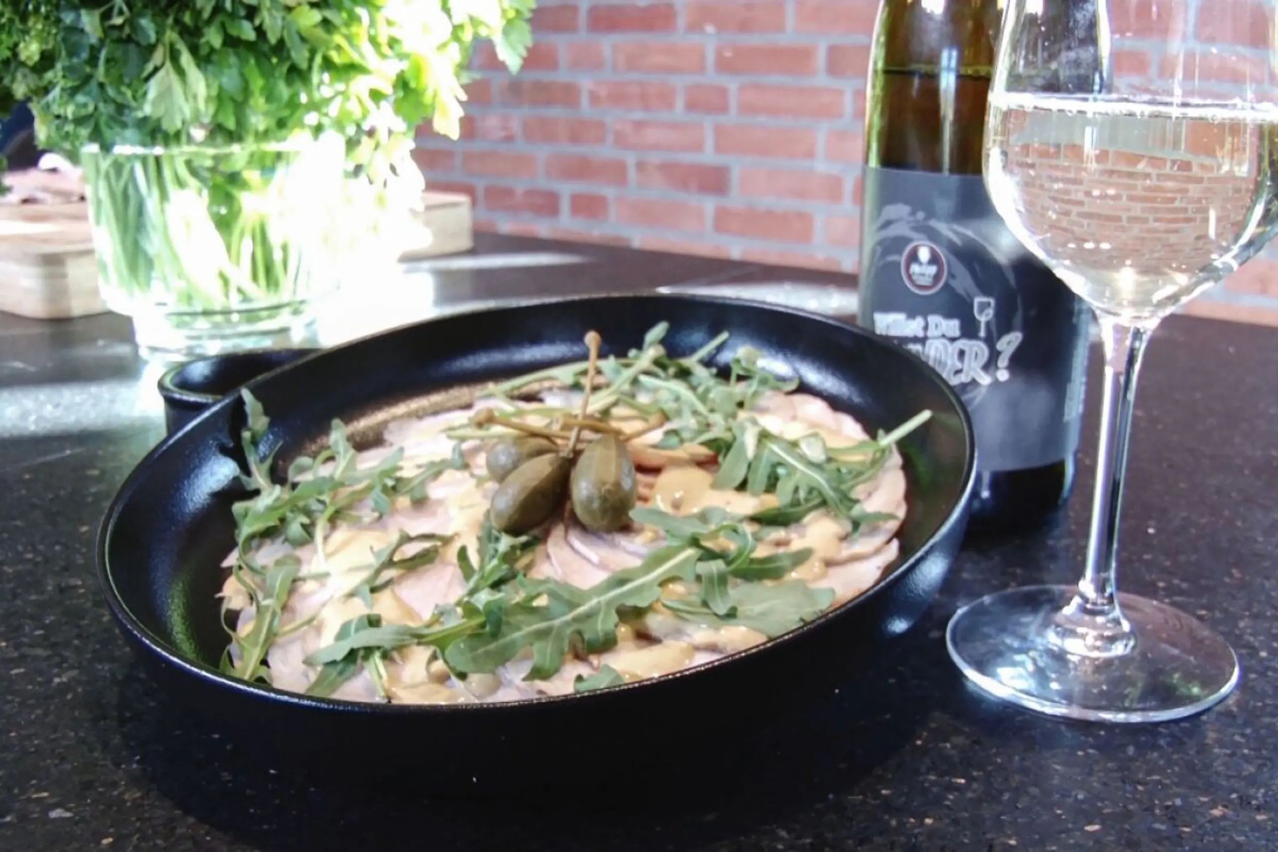 Die Scheiben sind bei einem Vitello Tonnato hauchdünn geschnitten