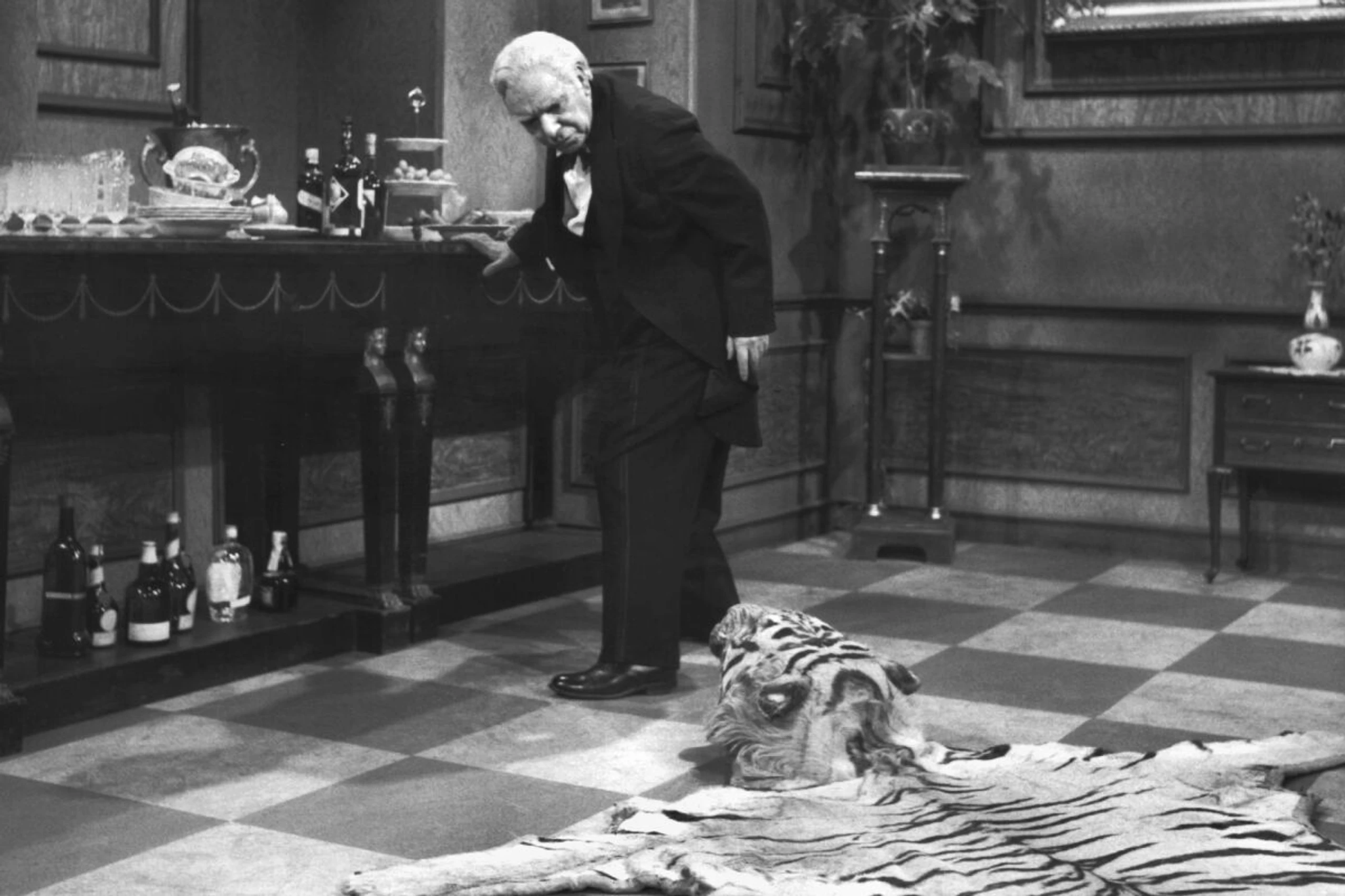 Ein Butler, ein Tiger und ein Kultsketch. Doch was geschah davor?