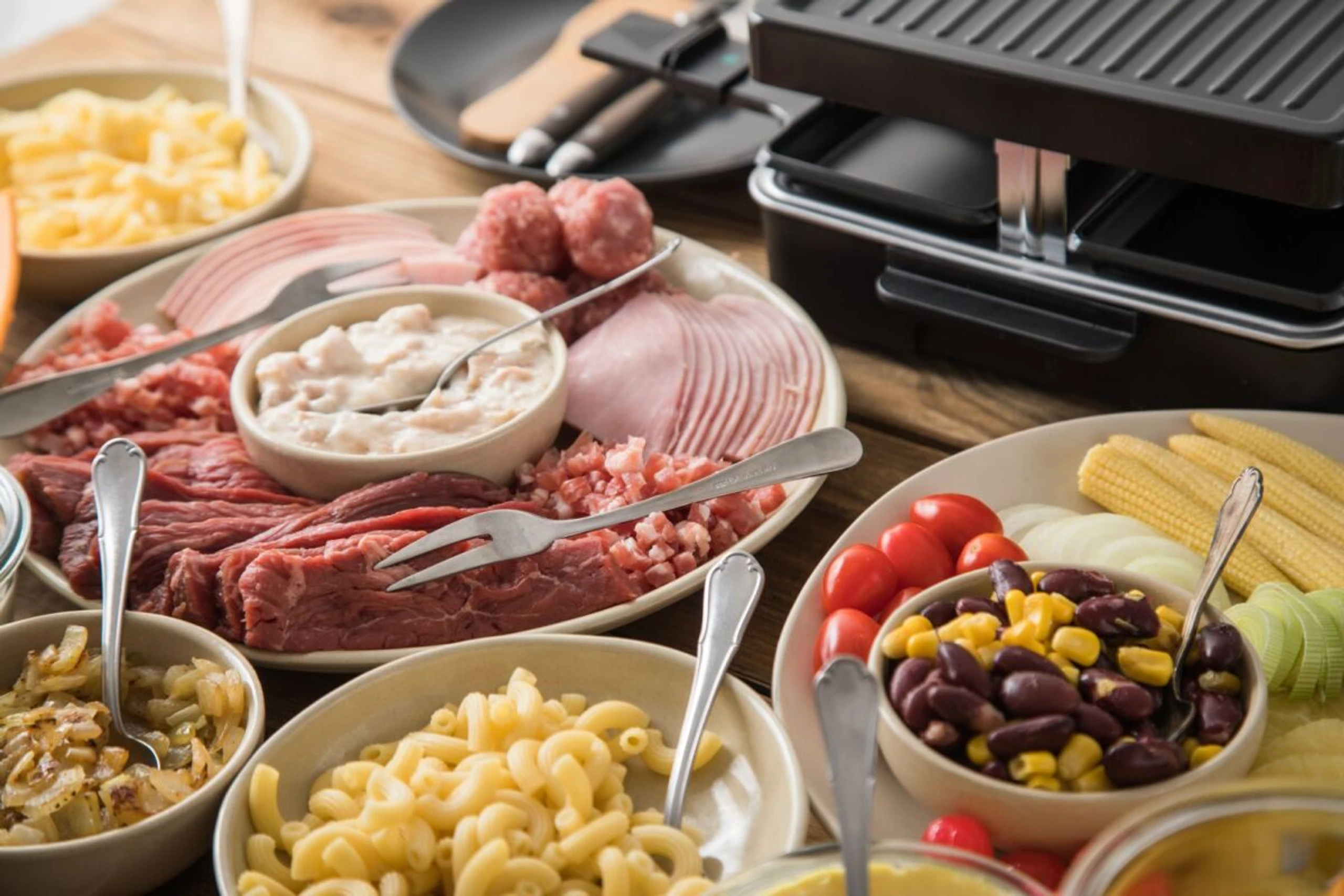 Auf dem Tisch gehört rohes Fleisch in eine extra Schale