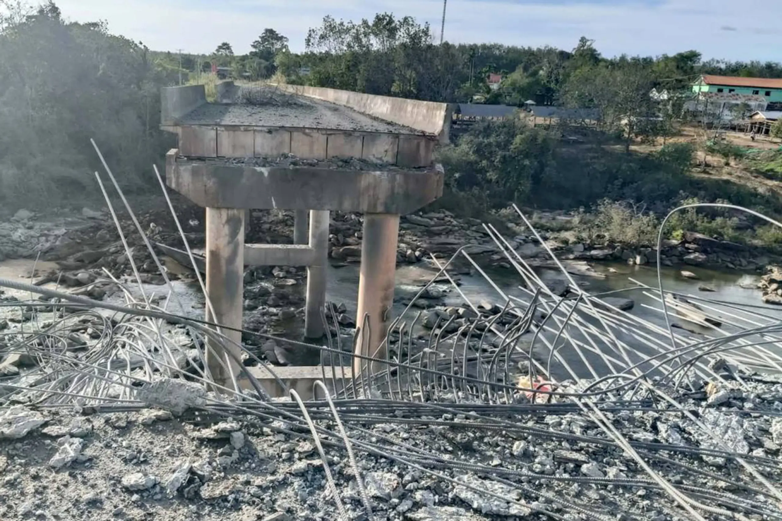 Zerstörte Brücke nach einem thailändischen Luftangriff nahe der Grenze