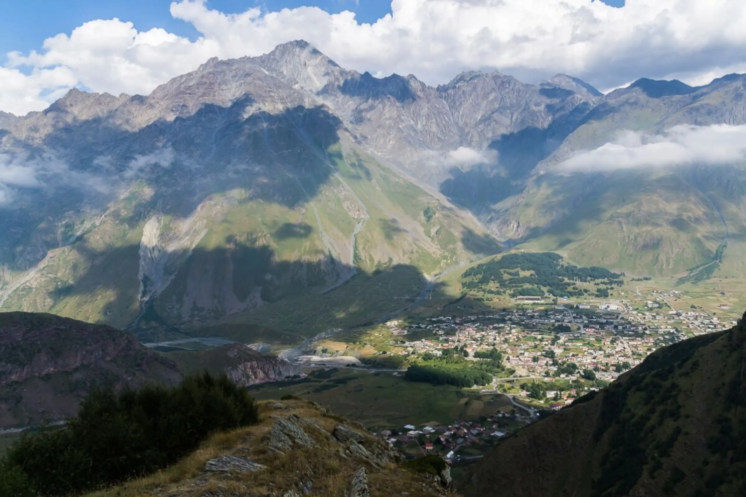 ++ ARCHIVBILD ++ Beliebtes Reiseziel: Bergdorf Stepanzminda im Großen Kaukasus