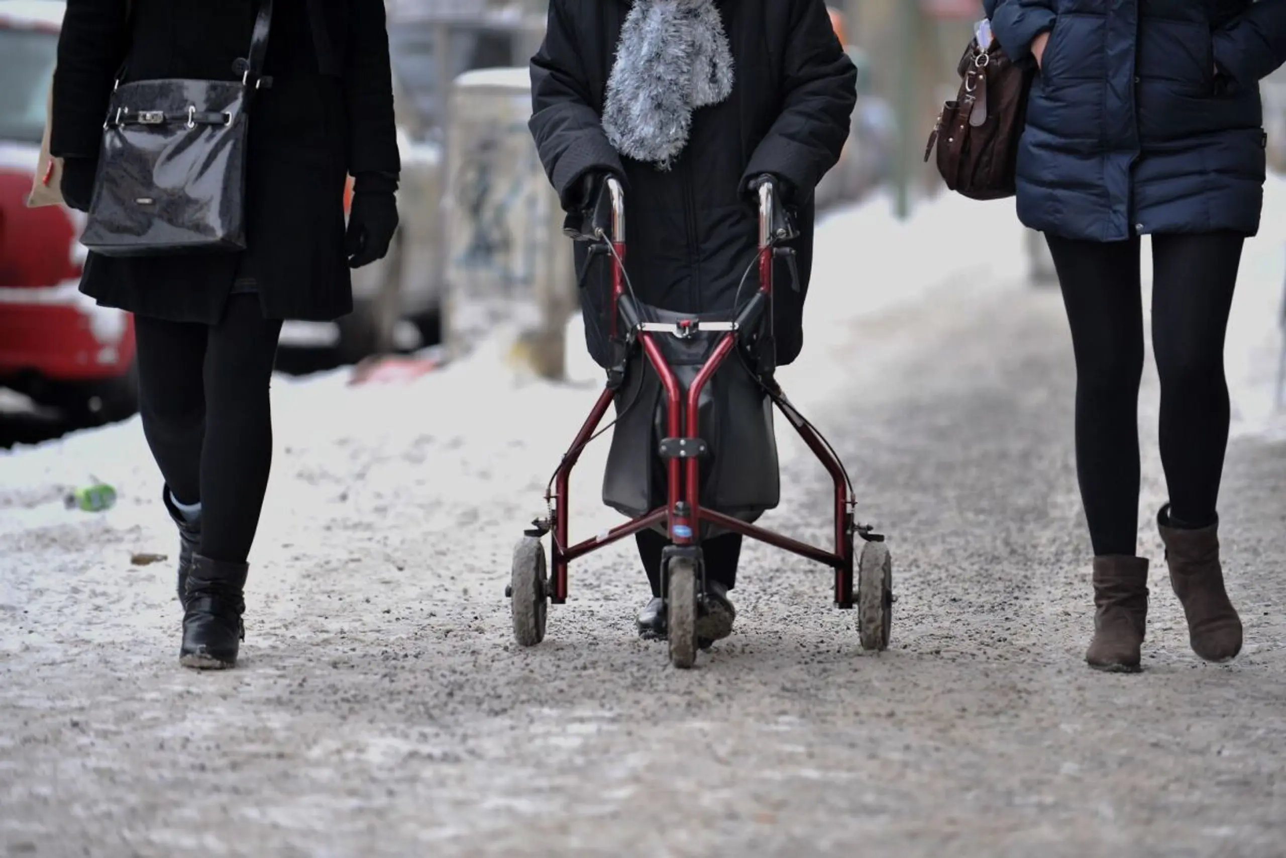 ++ ARCHIVBILD ++ Mehr Profiltiefe sorgt für besseren Halt auf glatten Wegen