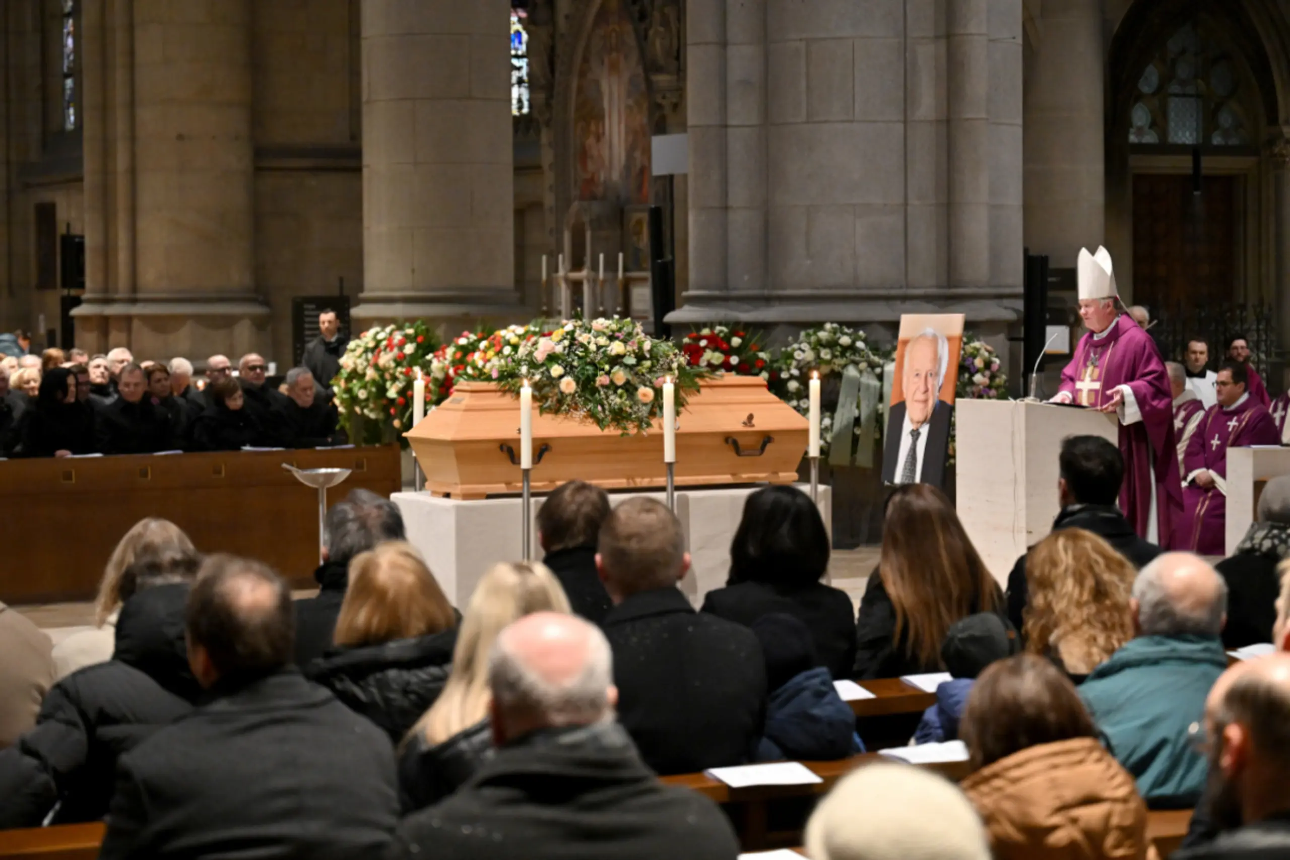 Bischof Manfred Scheuer beim Requiem im Dom