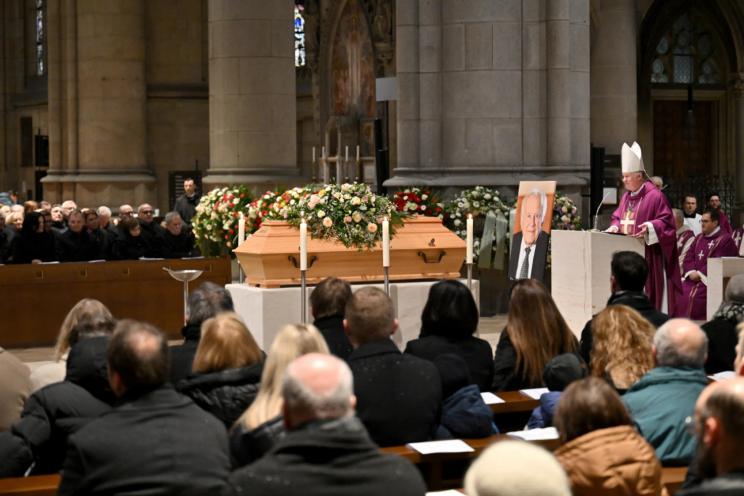 Bischof Manfred Scheuer beim Requiem im Dom