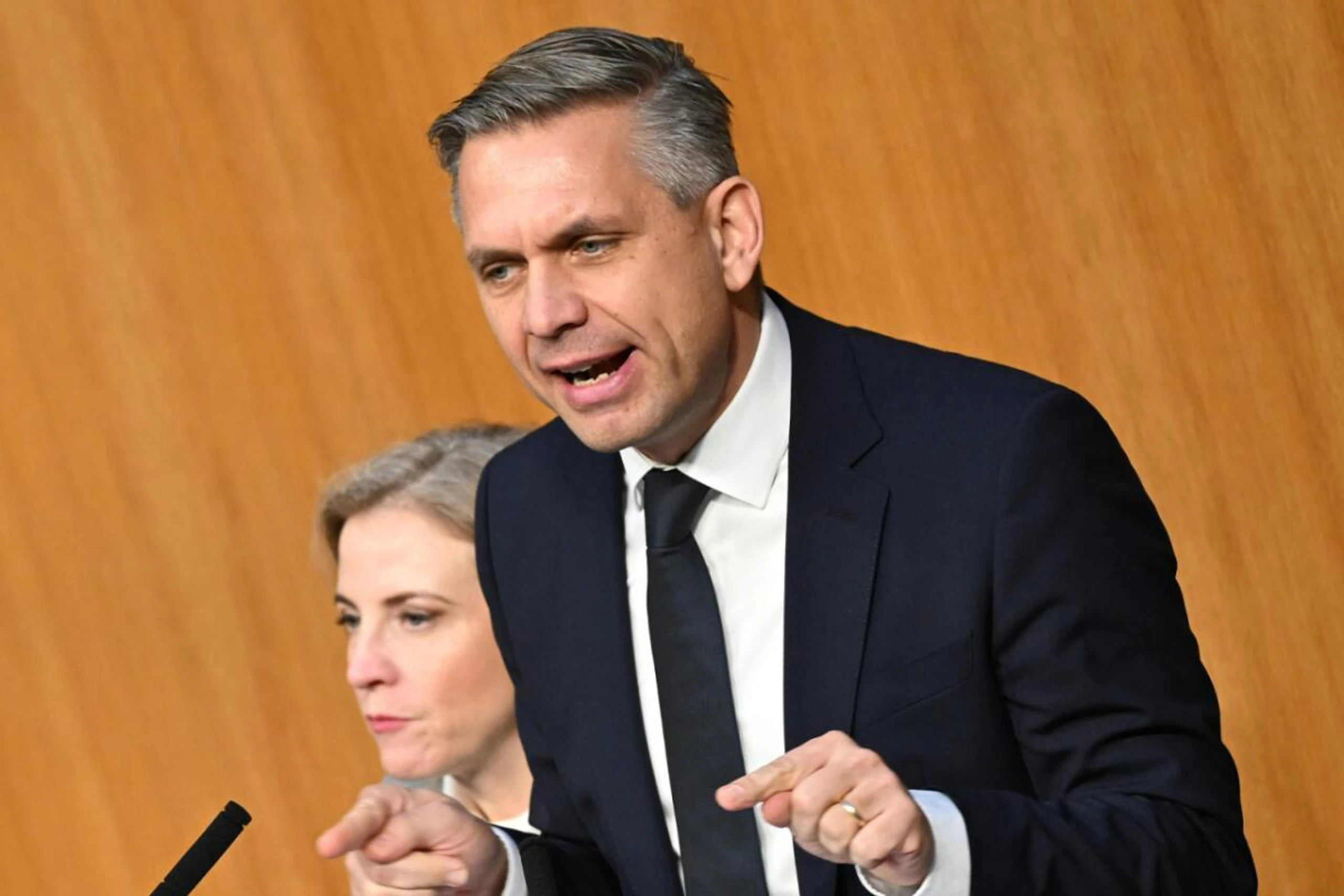 ÖVP-Wirtschaftsminister Hattmannsdorfer blieb wage zu Finanzierbarkeit