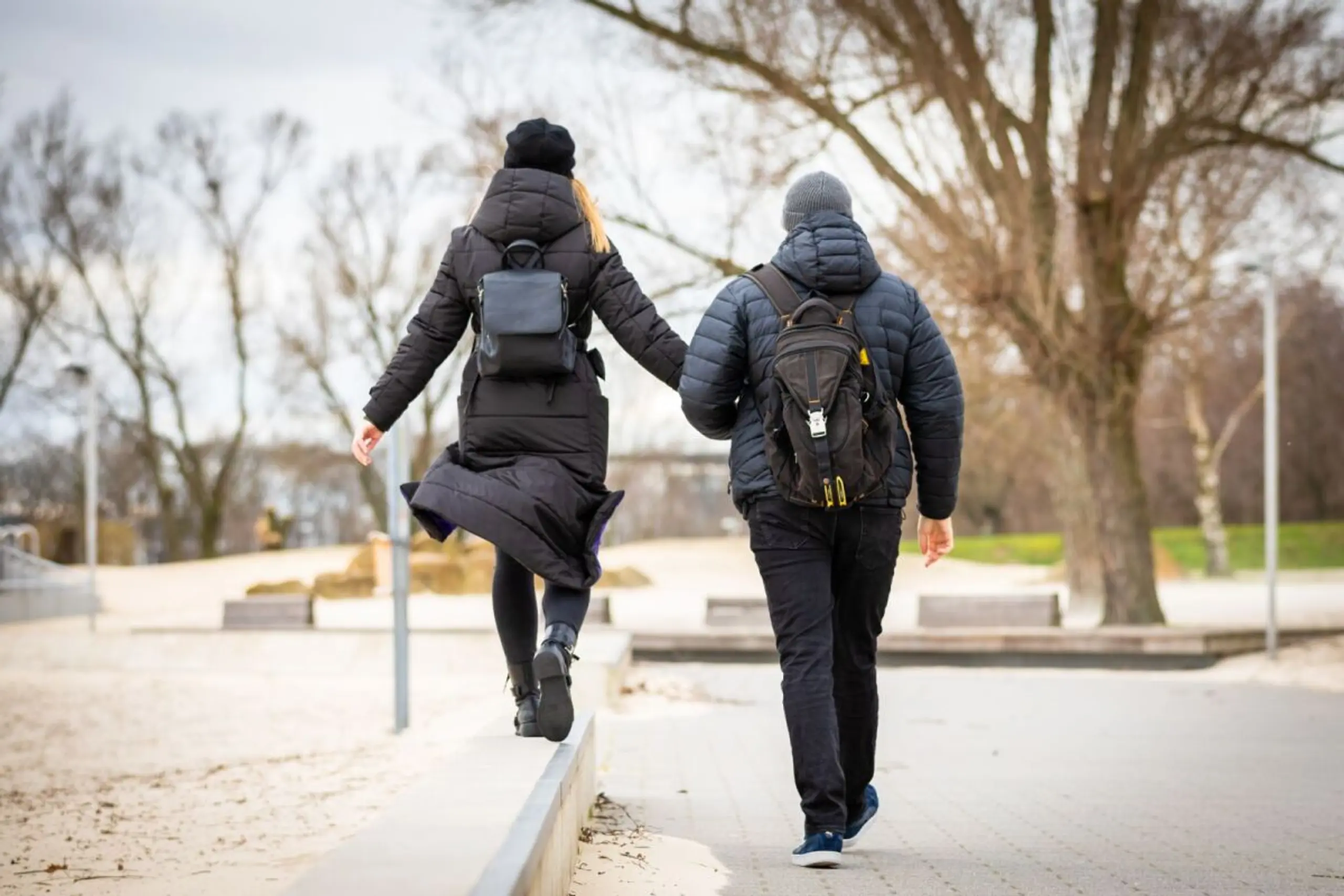 ++ ARCHIVBILD ++ Spazieren ist ein natürlicher Stimmungsaufheller, auch an trüben Tagen