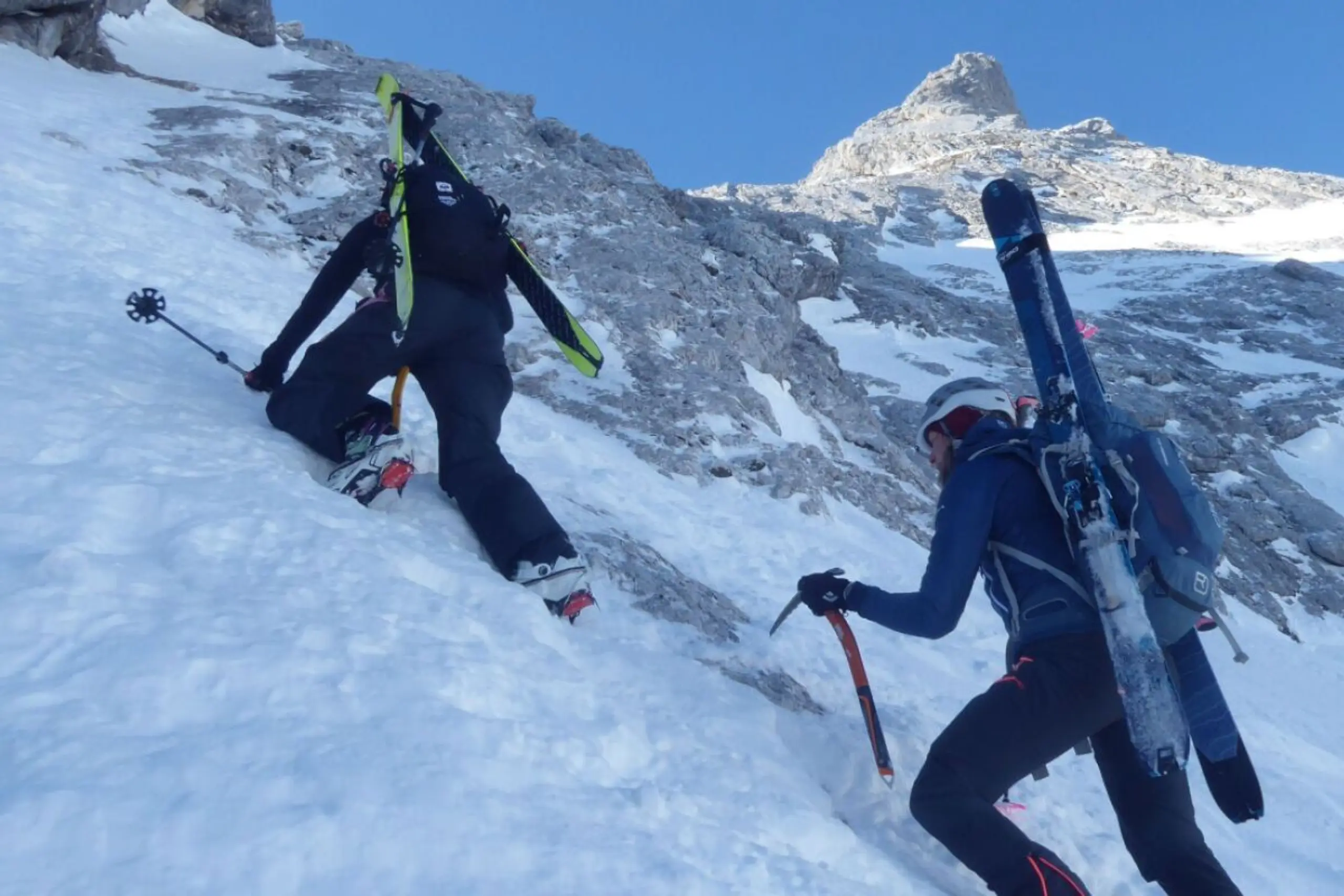 ++ ARCHIVBILD ++ Ein Erste-Hilfe-Set und eine Rettungsdecke sollten im Rucksack sein