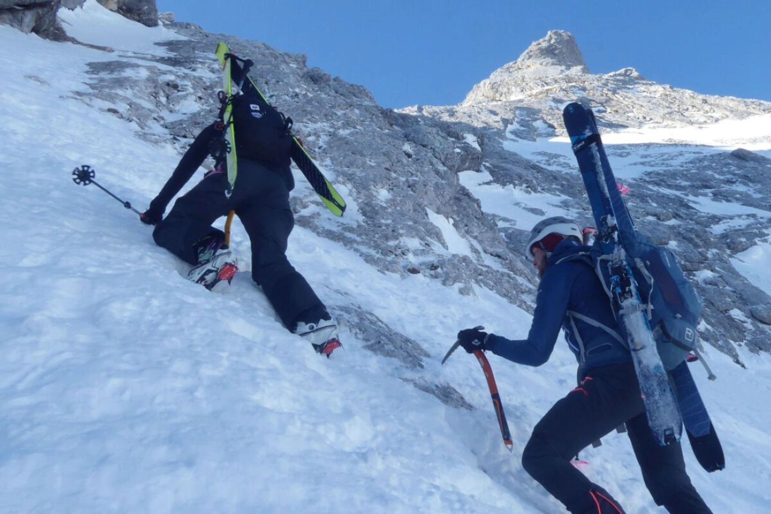 ++ ARCHIVBILD ++ Ein Erste-Hilfe-Set und eine Rettungsdecke sollten im Rucksack sein