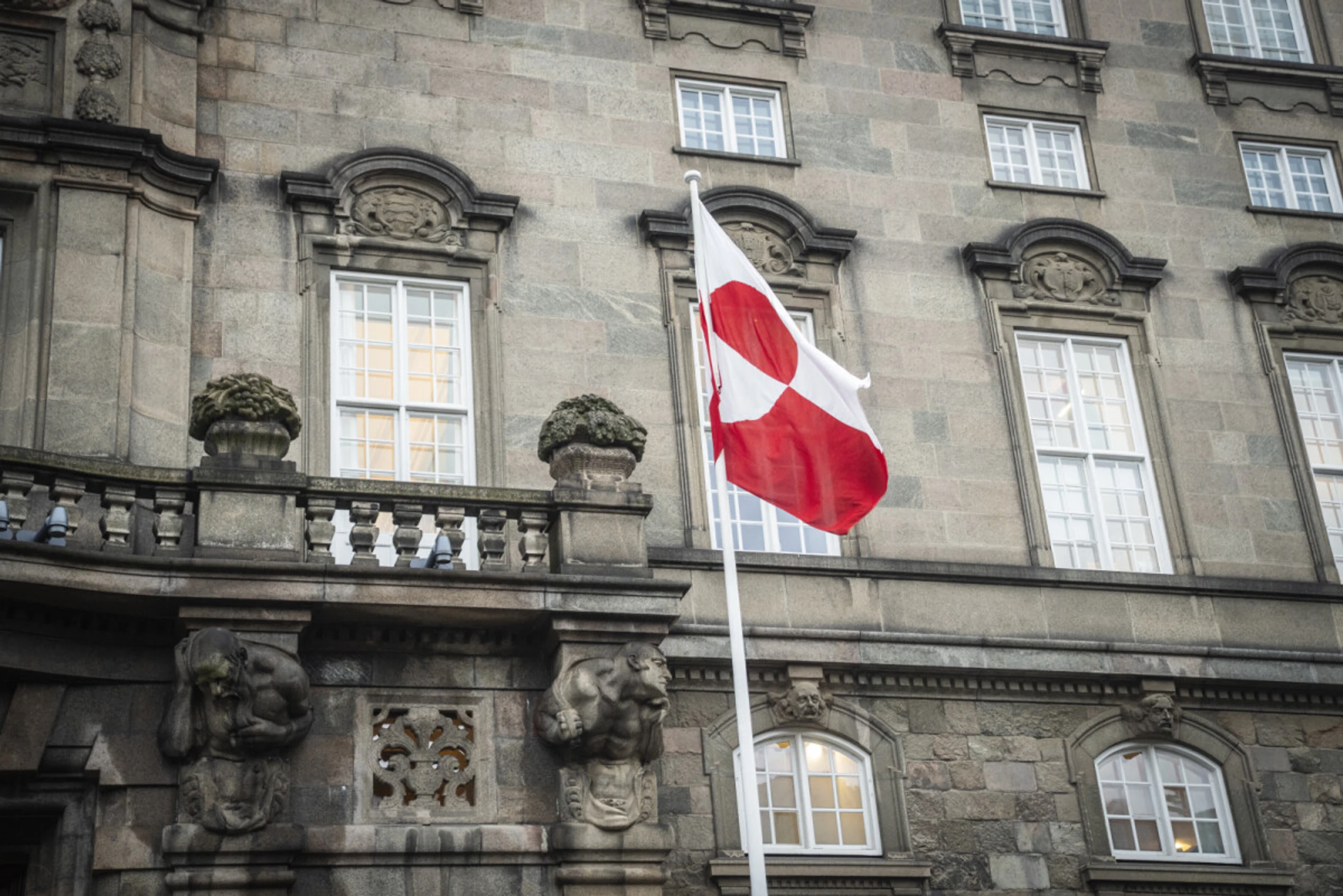Grönländische Flagge weht vor dänischem Parlament