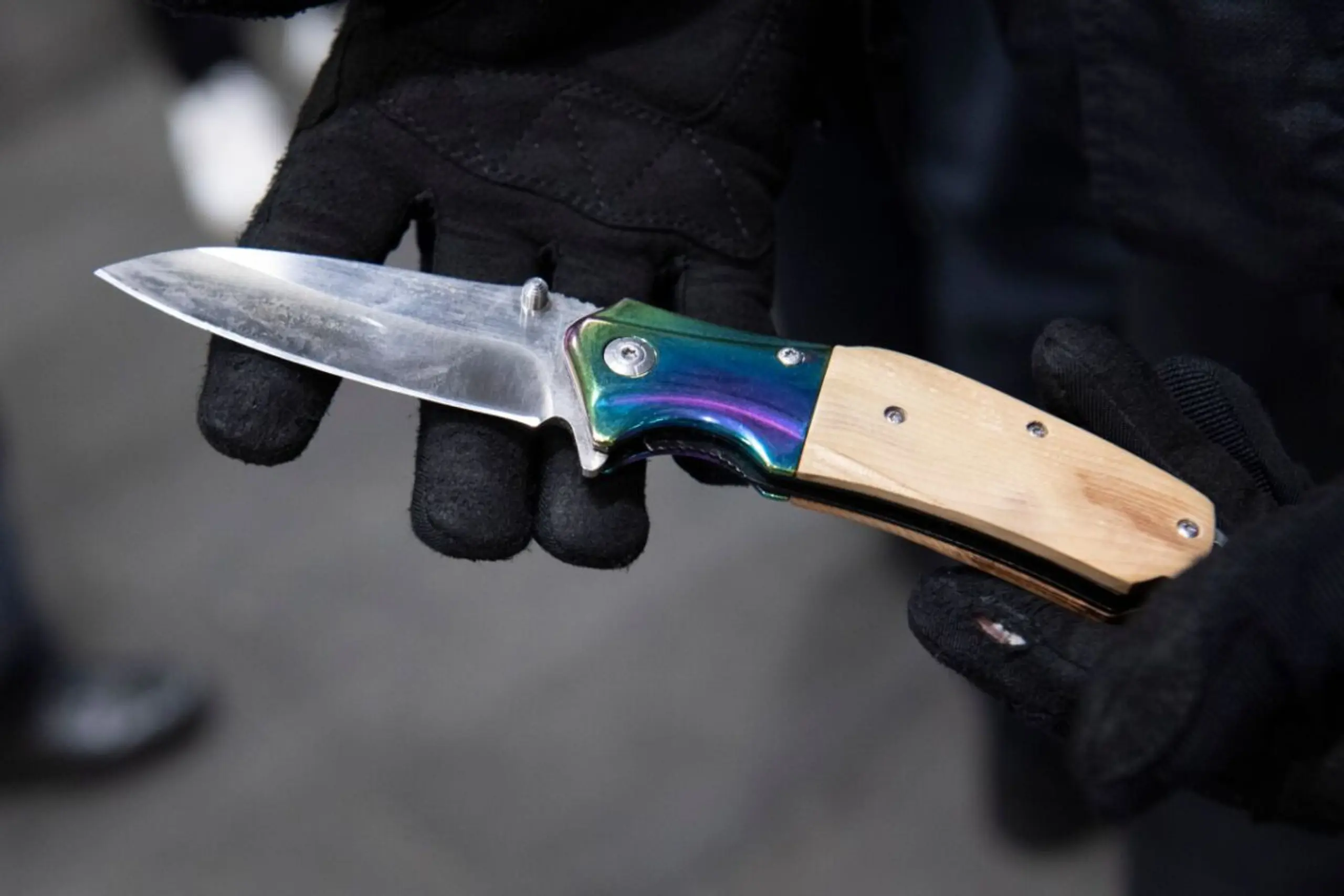 Ein polizeilich sichergestelltes Messer (Symbolbild)