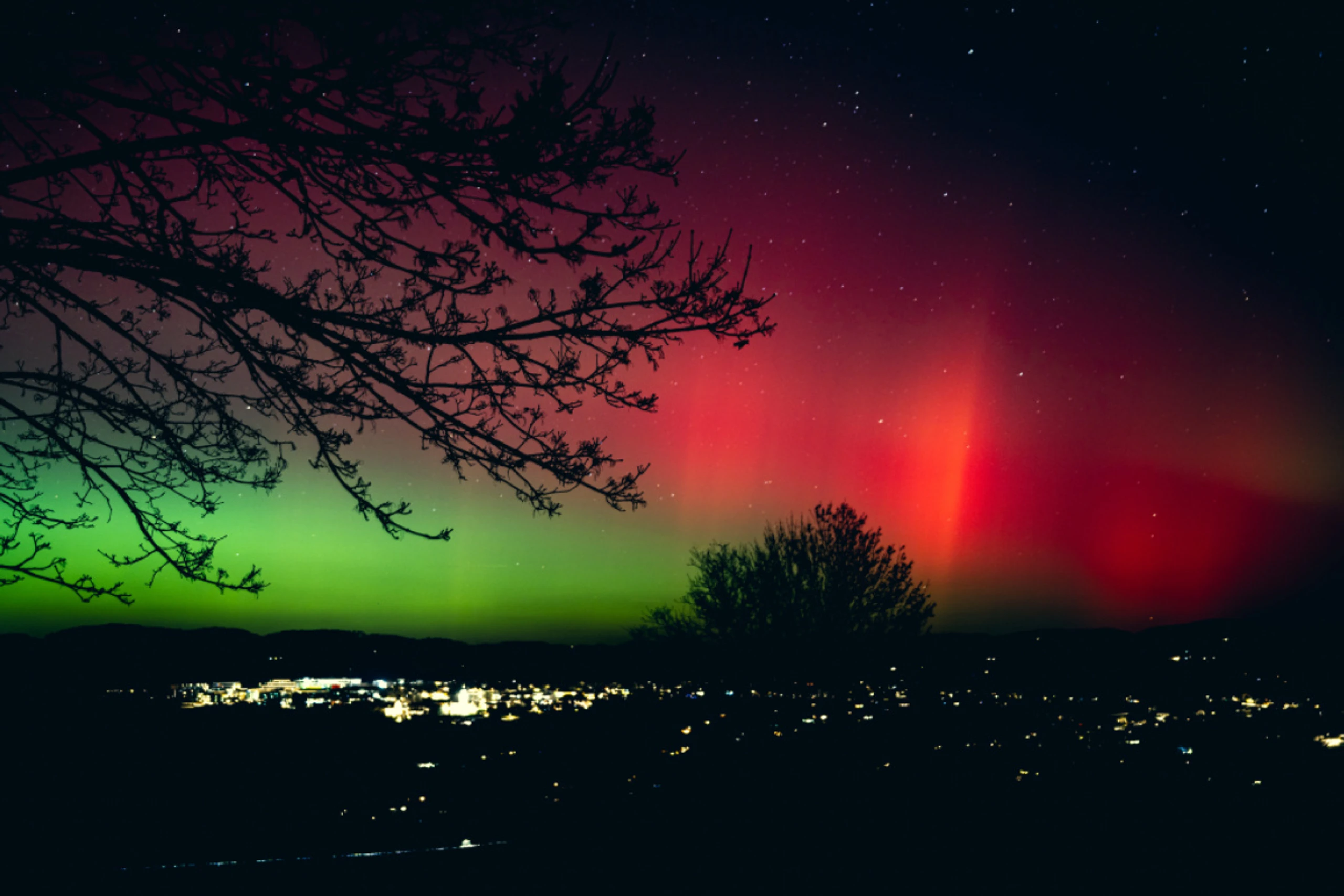 Polarlichter über Österreich bei der Wenzelskirche in Wartberg ob der Aist (OÖ)