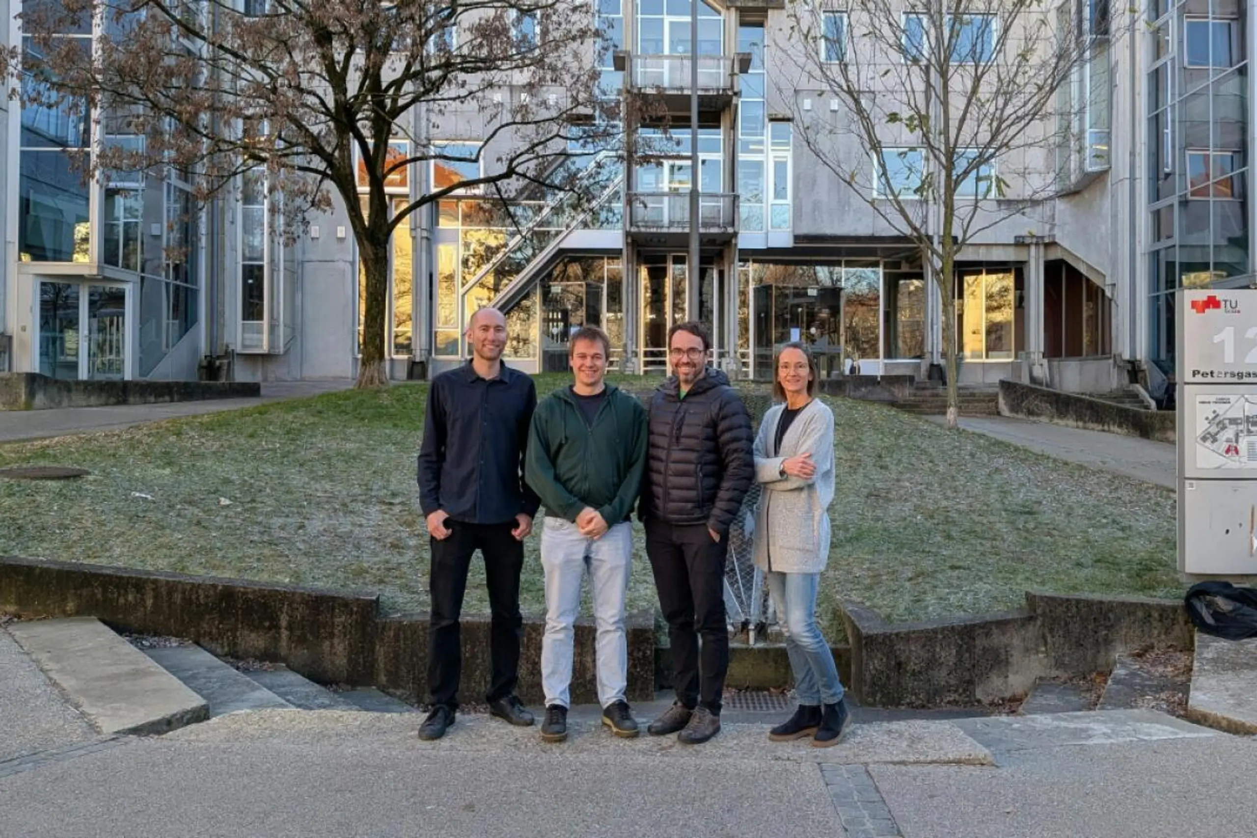 v.l.: Adrian Tripp, Markus Braun und Gustav Oberdorfer vom Institut für Biochemie der TU Graz sowie Mélanie Hall vom Institut für Chemie der Uni Graz
