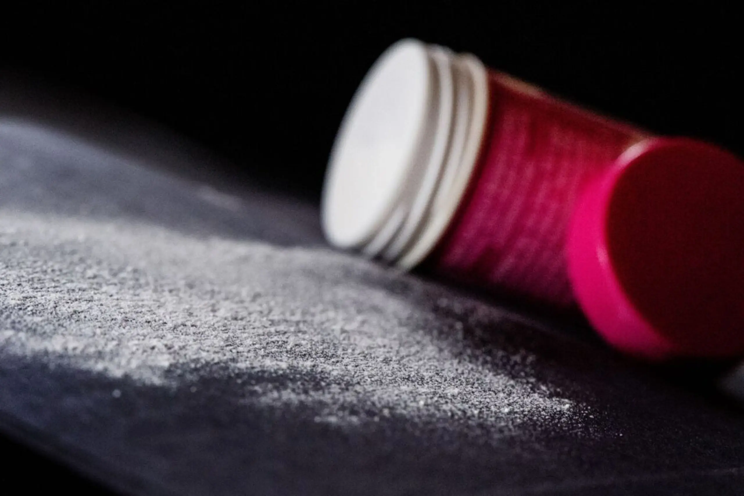 Wenn es schnell gehen muss, greift man oft zum Trockenshampoo