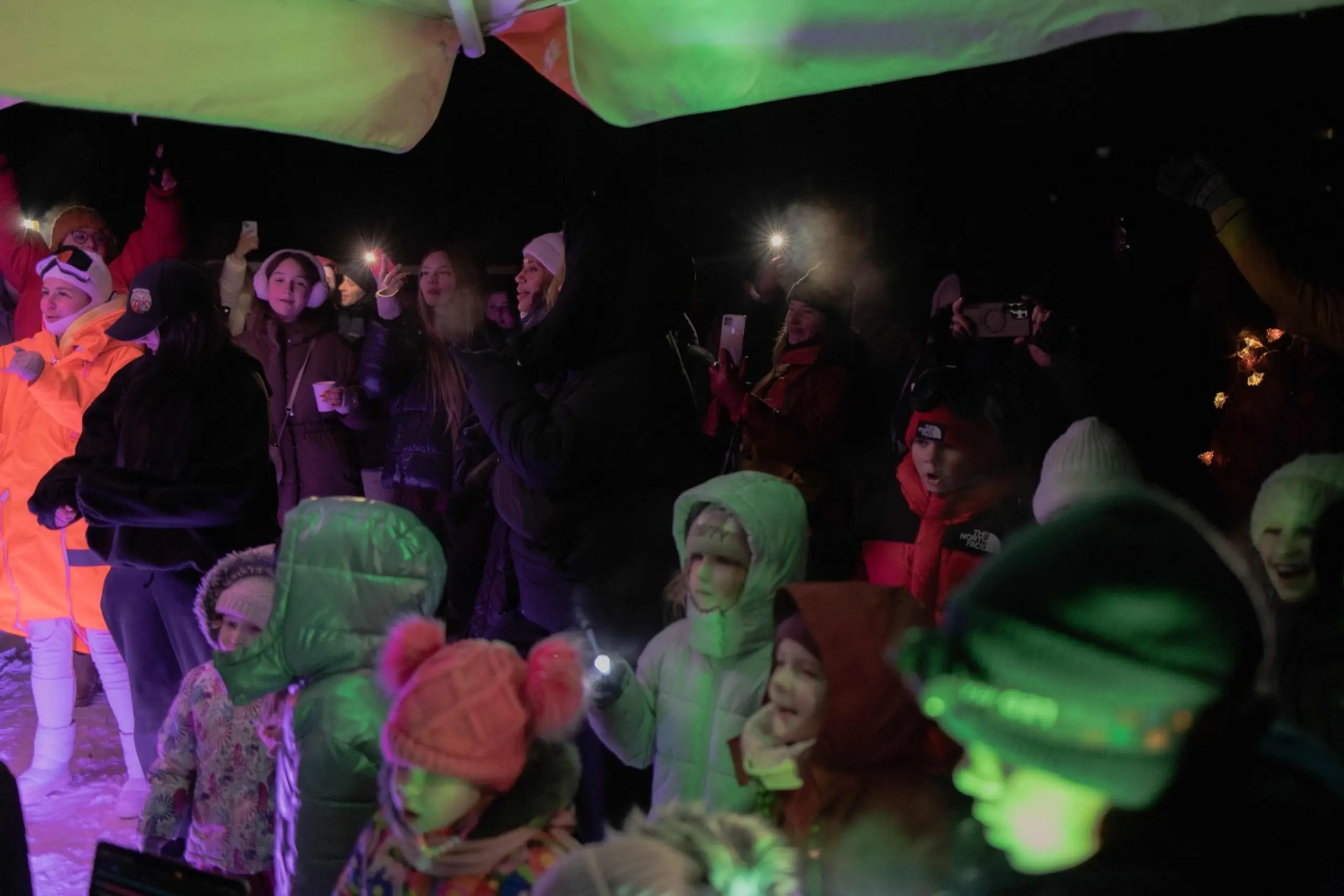 Einwohner von Kiew versuchen sich durch Tanzen warm zu halten