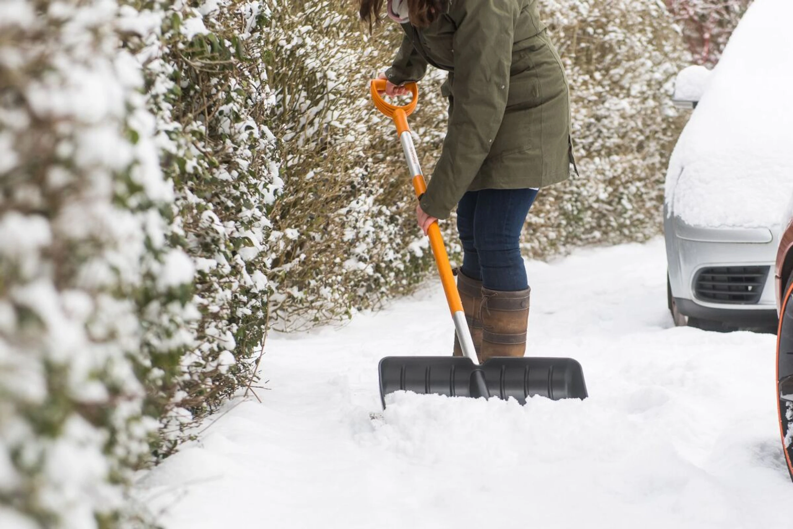 Schnee lässt sich rückenfreundlicher zur Seite schieben, als anzuheben