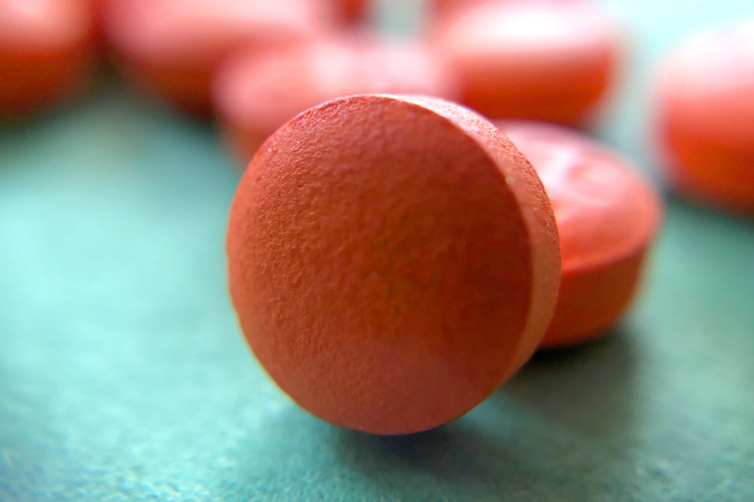 Nur zwei von 22 Vitamin-D-Präparaten in VKI-Test "sinnvoll" dosiert