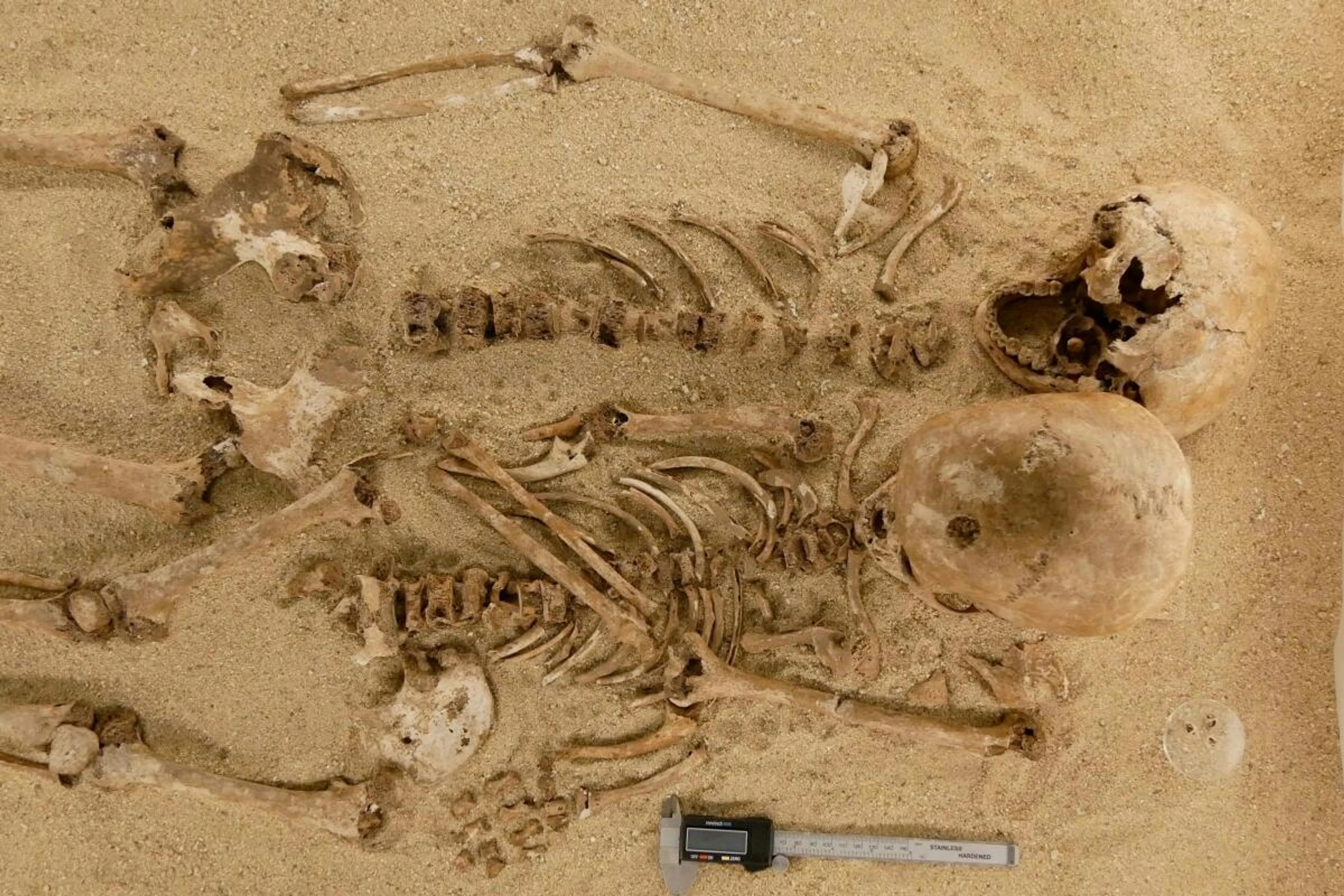 Mutter und Tochter wurden eng umschlungen bestattet