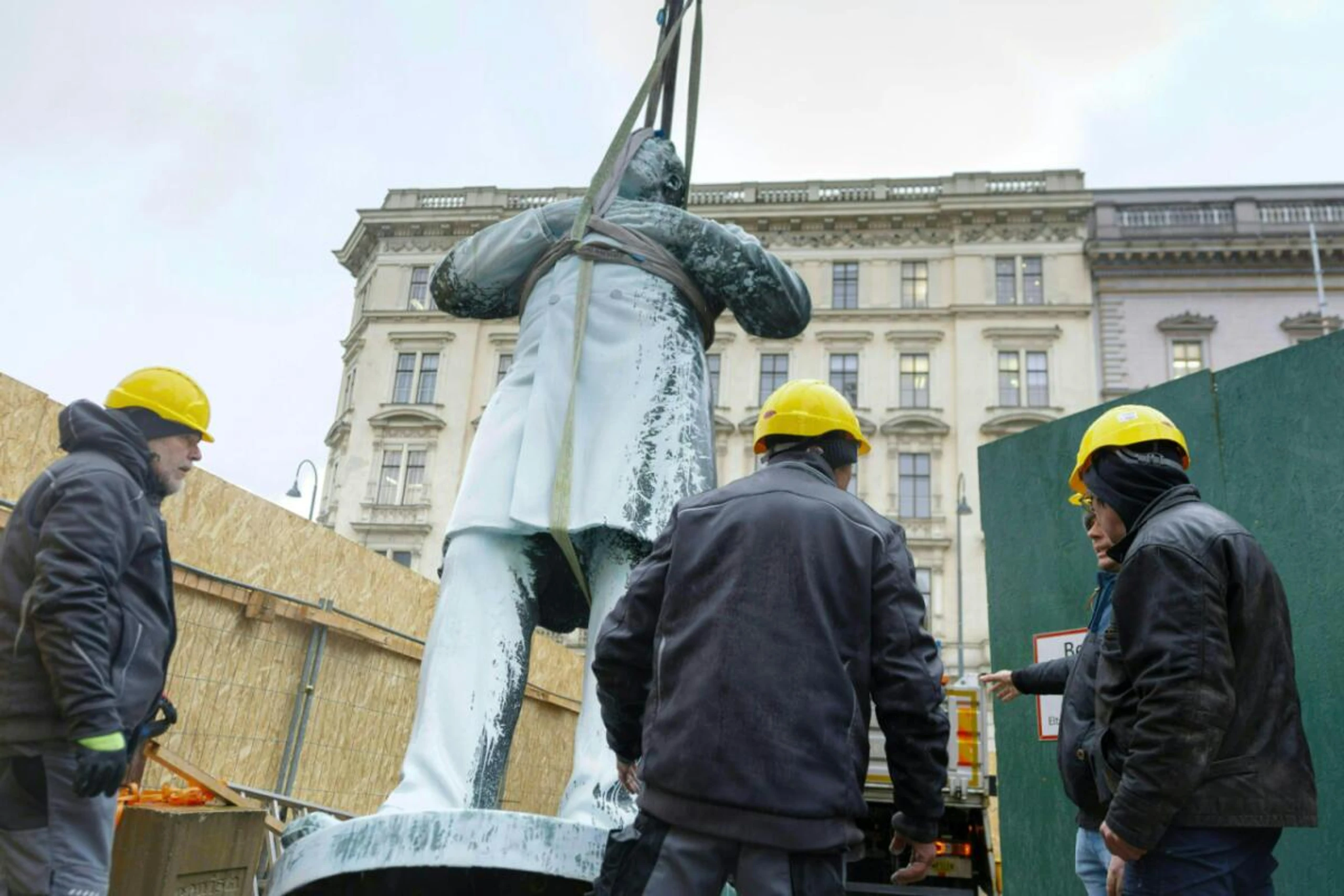 Umstrittenes Denkmal wird gereinigt und dann gekippt