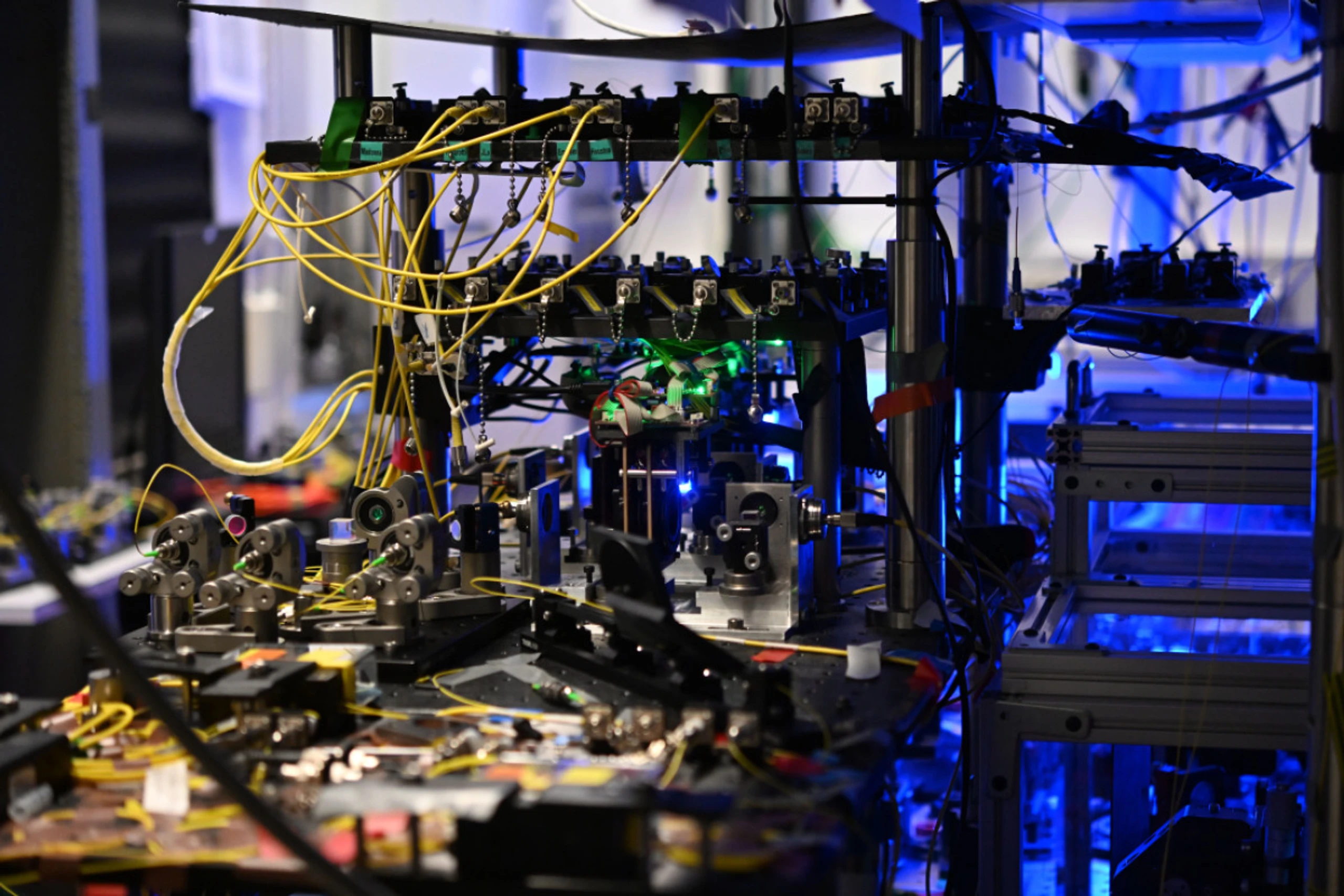 Labortisch mit mehreren Photonenquellen (Uni Wien)