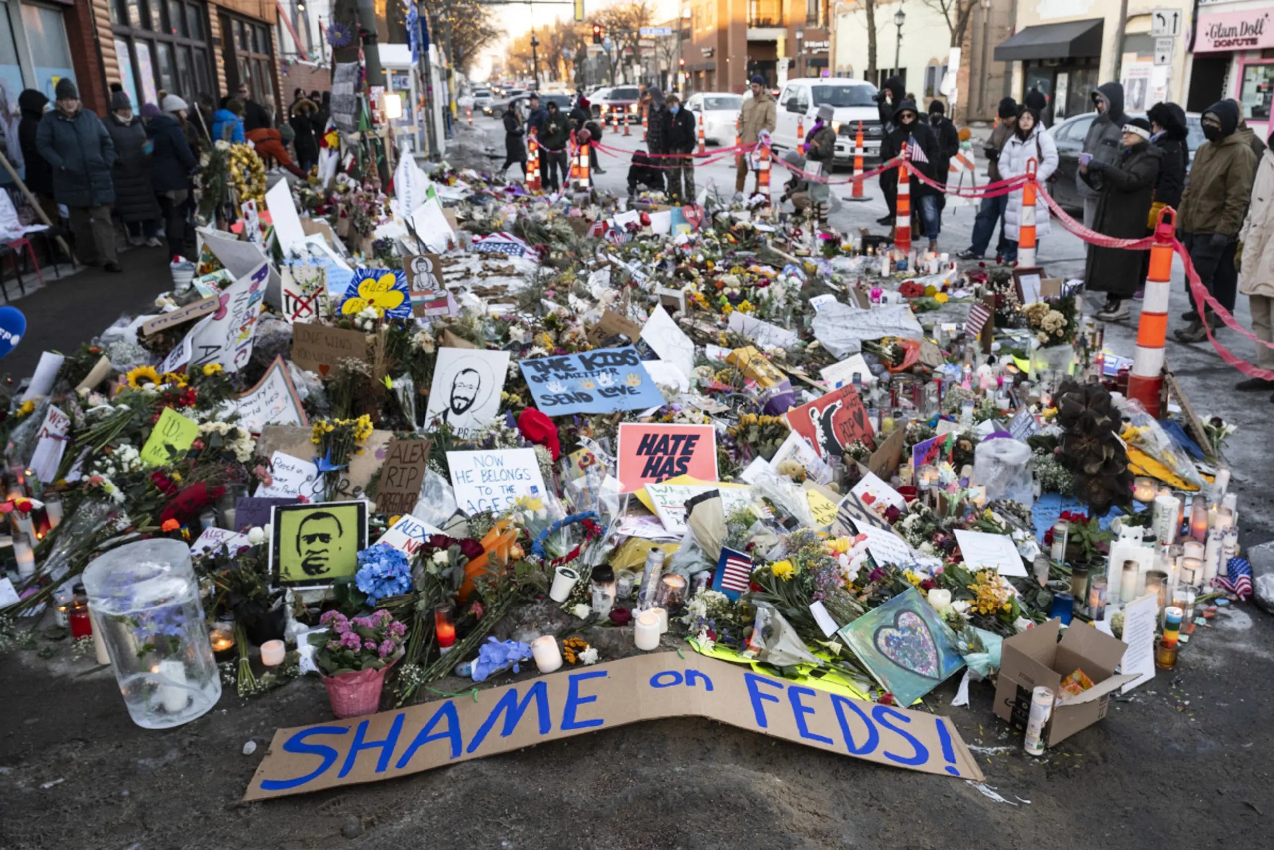 Trump lästert, während viele gedenken