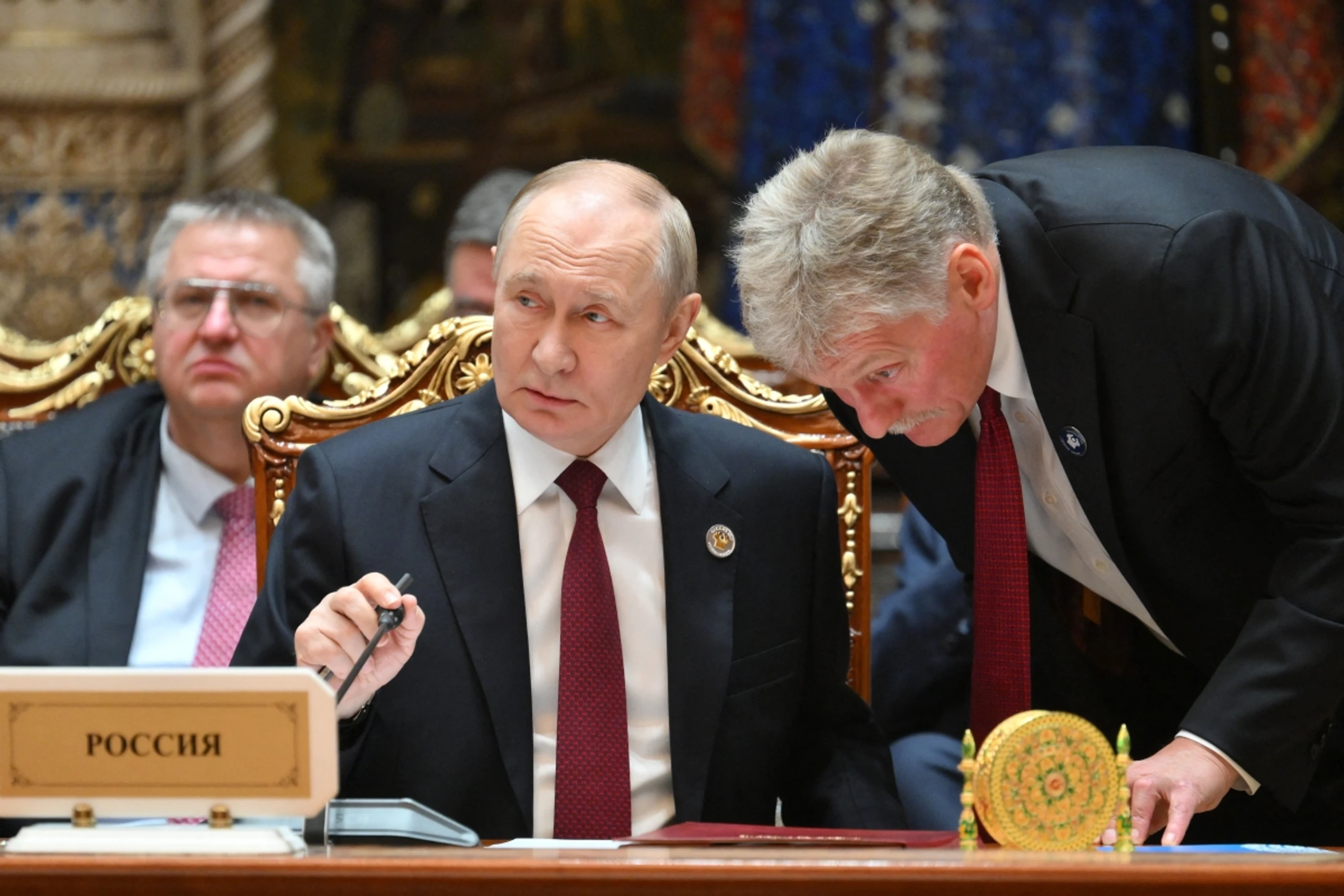 Peskow (r.) gab keine Reaktion Putins auf den Vorschlag bekannt