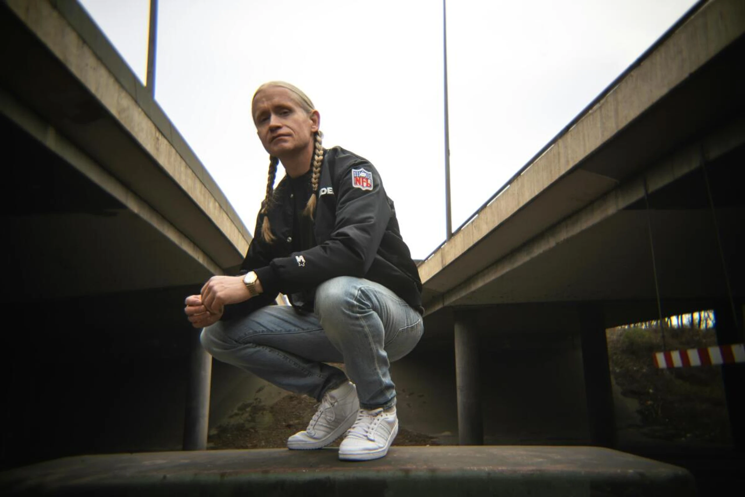 Romano singt/spricht über Beine, Ohren, Finger, Zöpfe und Penis