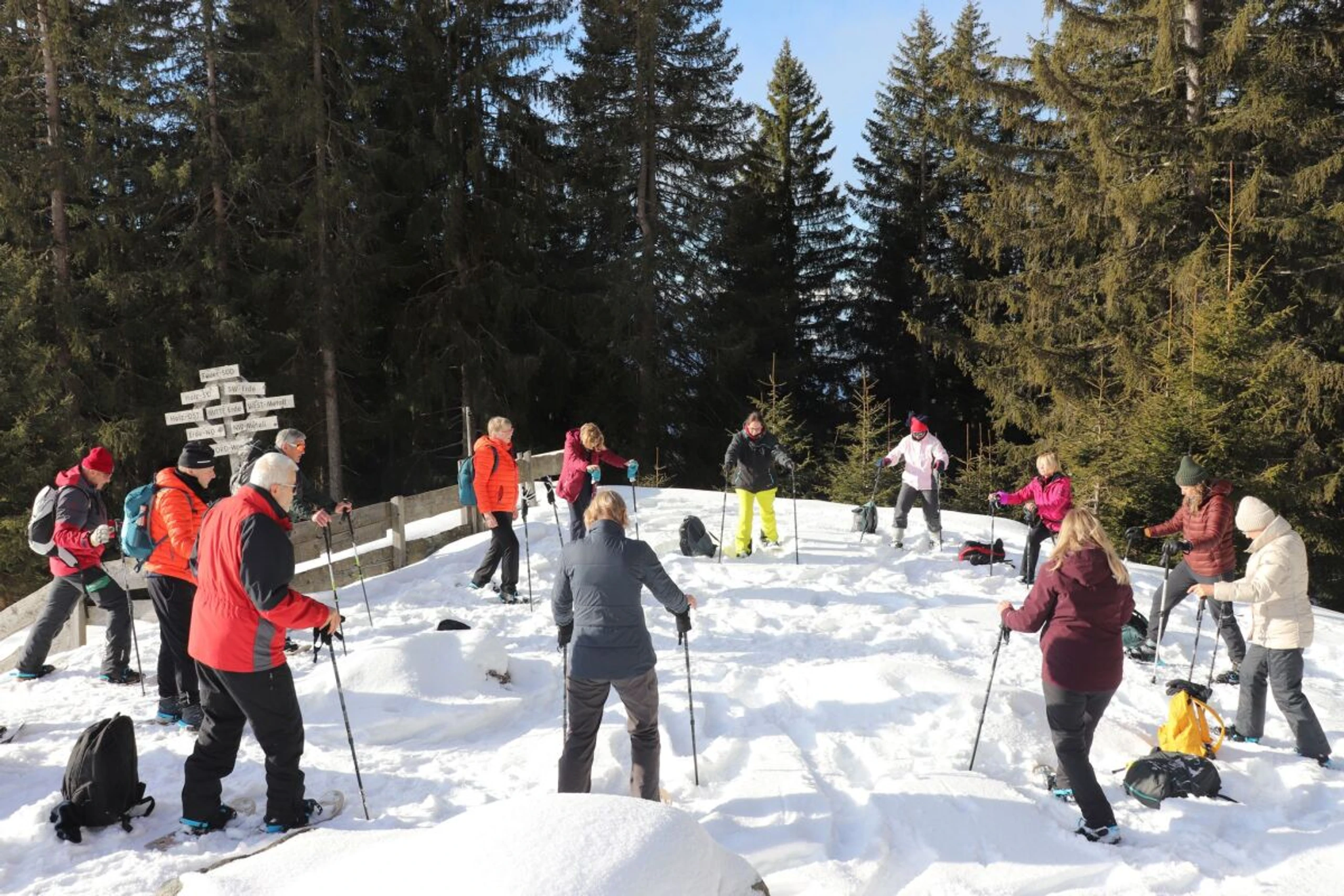 In der Gruppe macht Schneeschuh-Yoga gleich noch mehr Spaß
