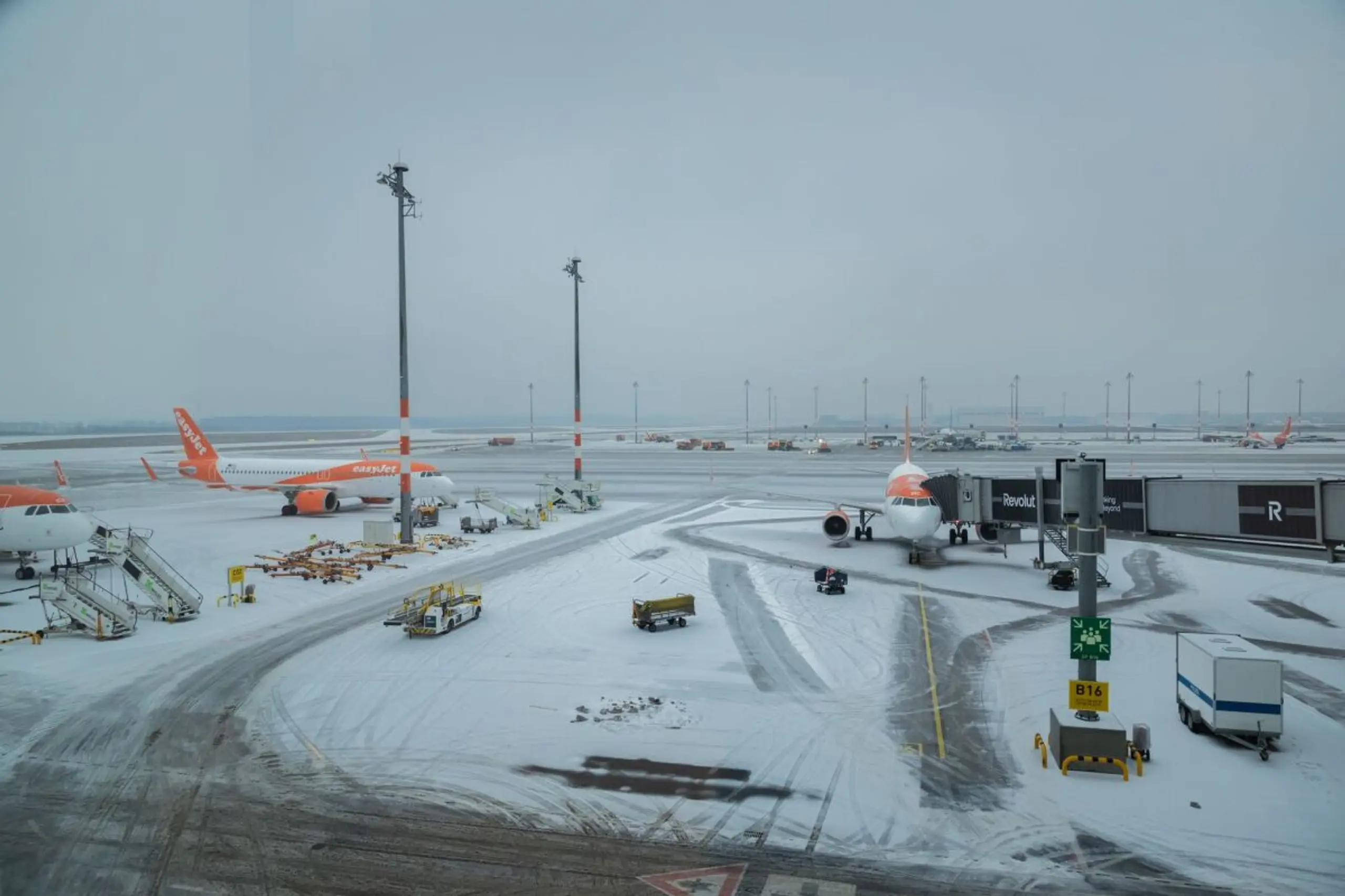 Schnee liegt am Hauptstadtflughafen