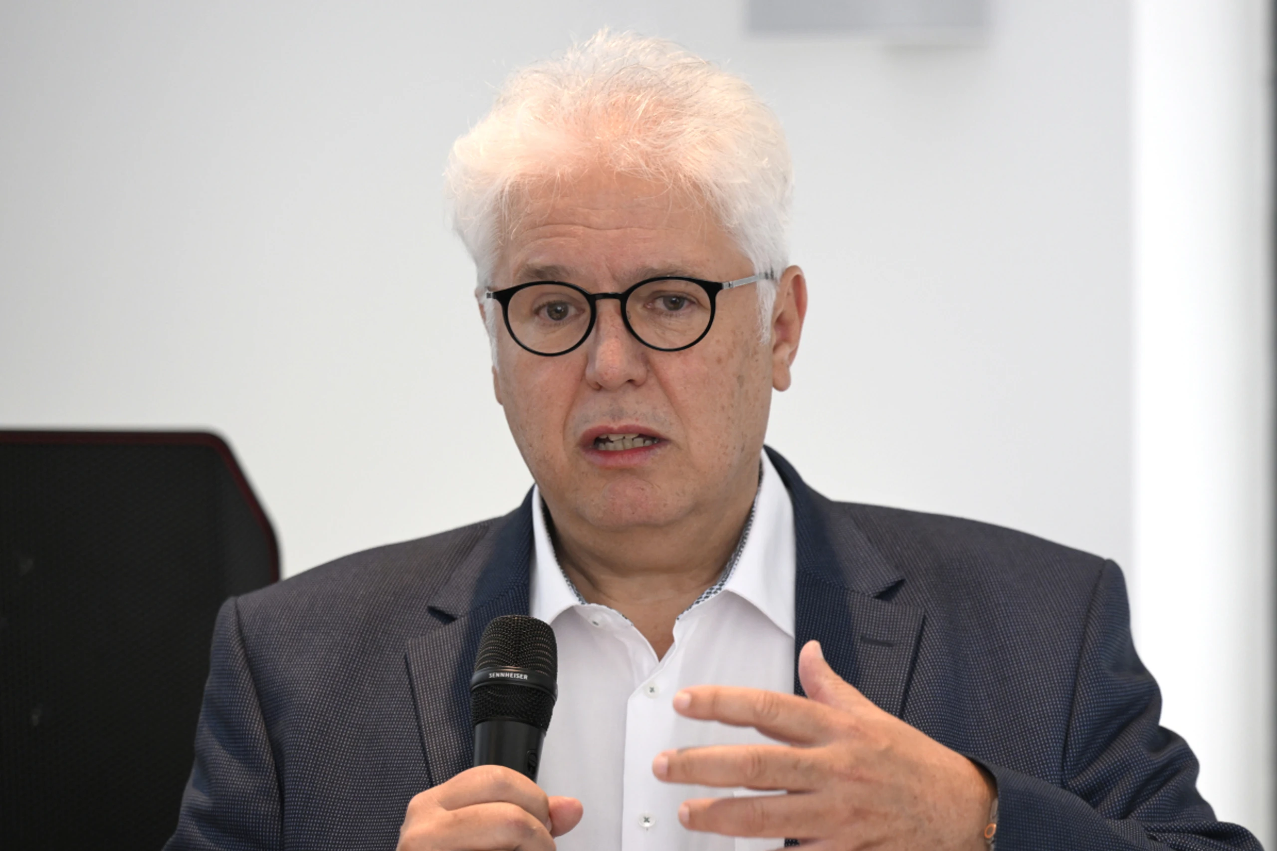 Huss bei einer Pressekonferenz