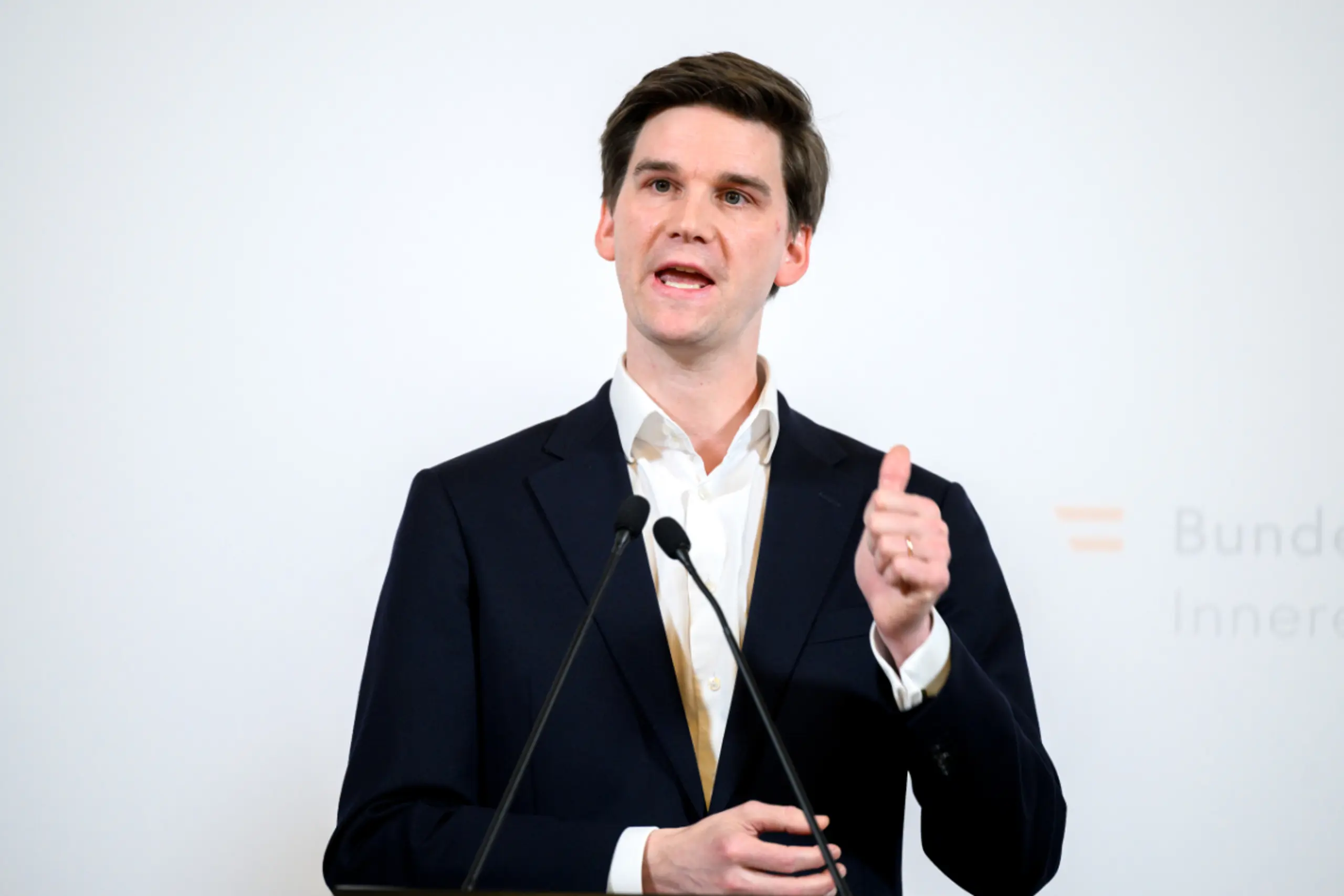 Hoyos will Politik über Wehrpflicht entscheiden lassen