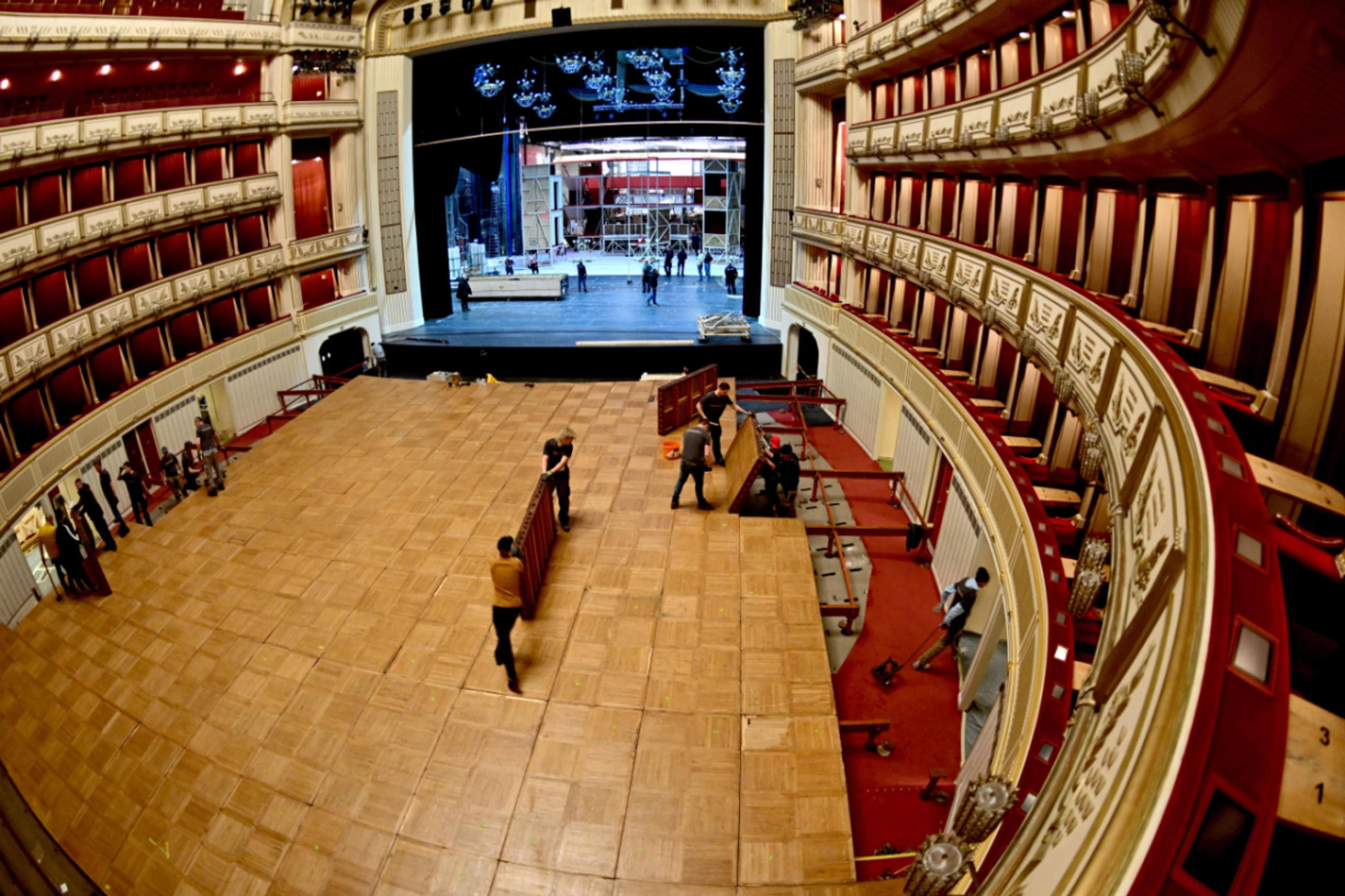 In der Oper wird wieder gehämmert