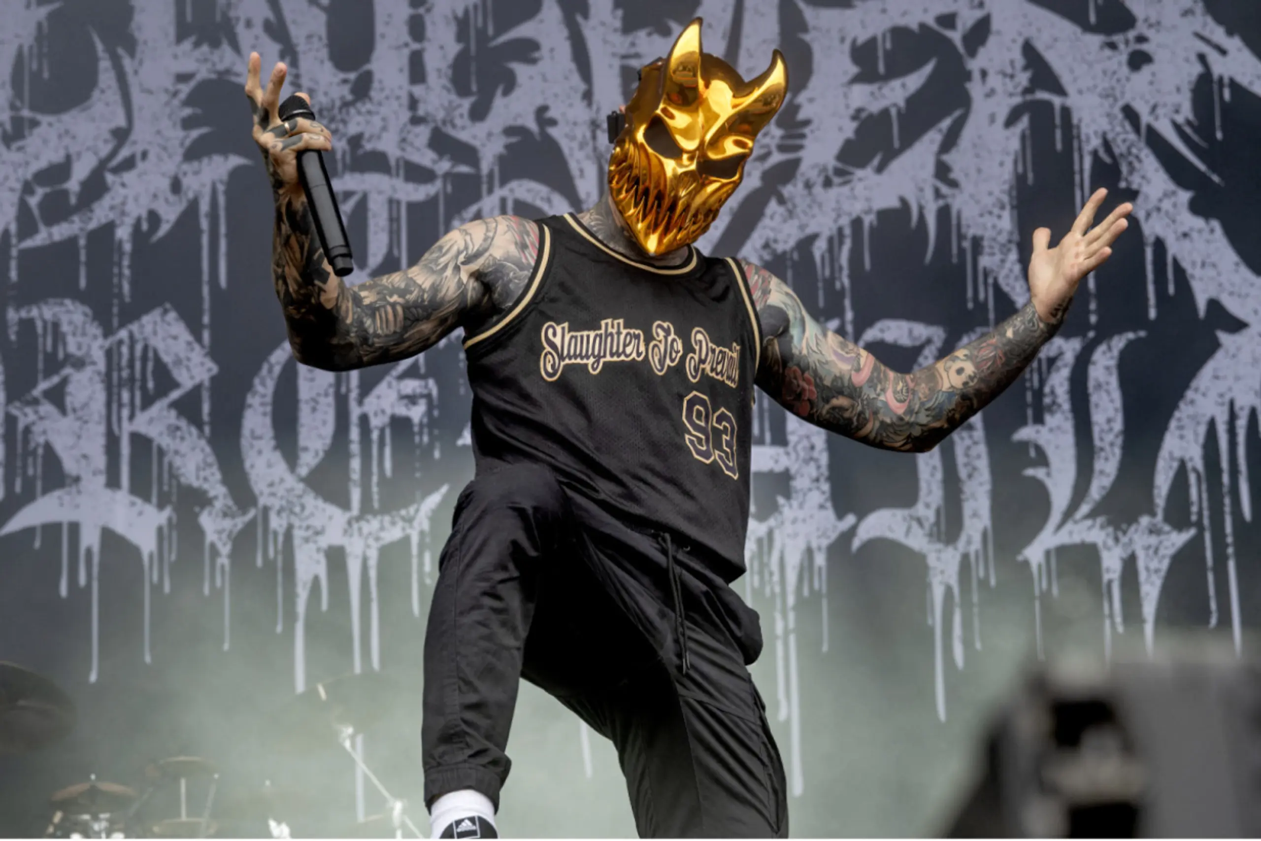 Slaughter to Prevail-Sänger Alex Terrible mit Maske