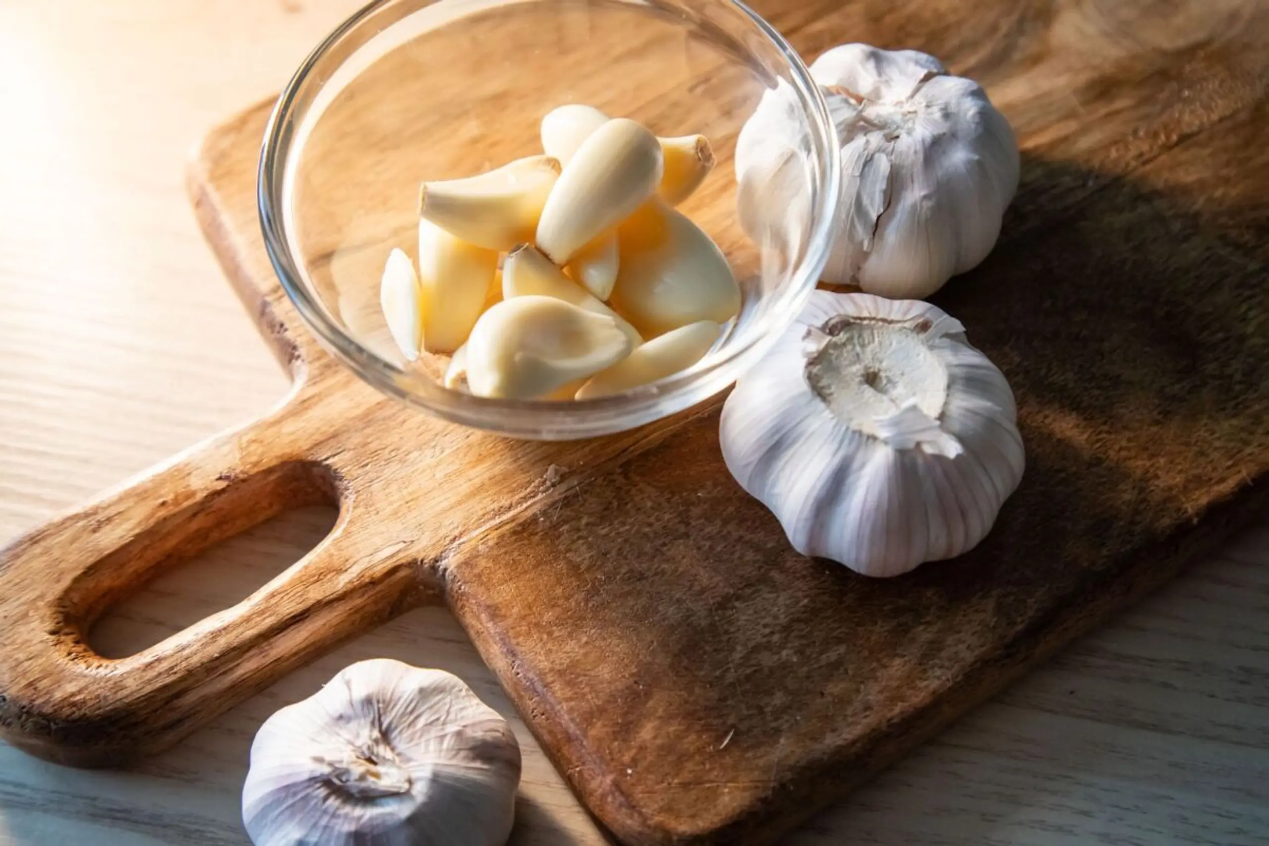 Jetzt kann man den geschälten Knoblauch verwenden