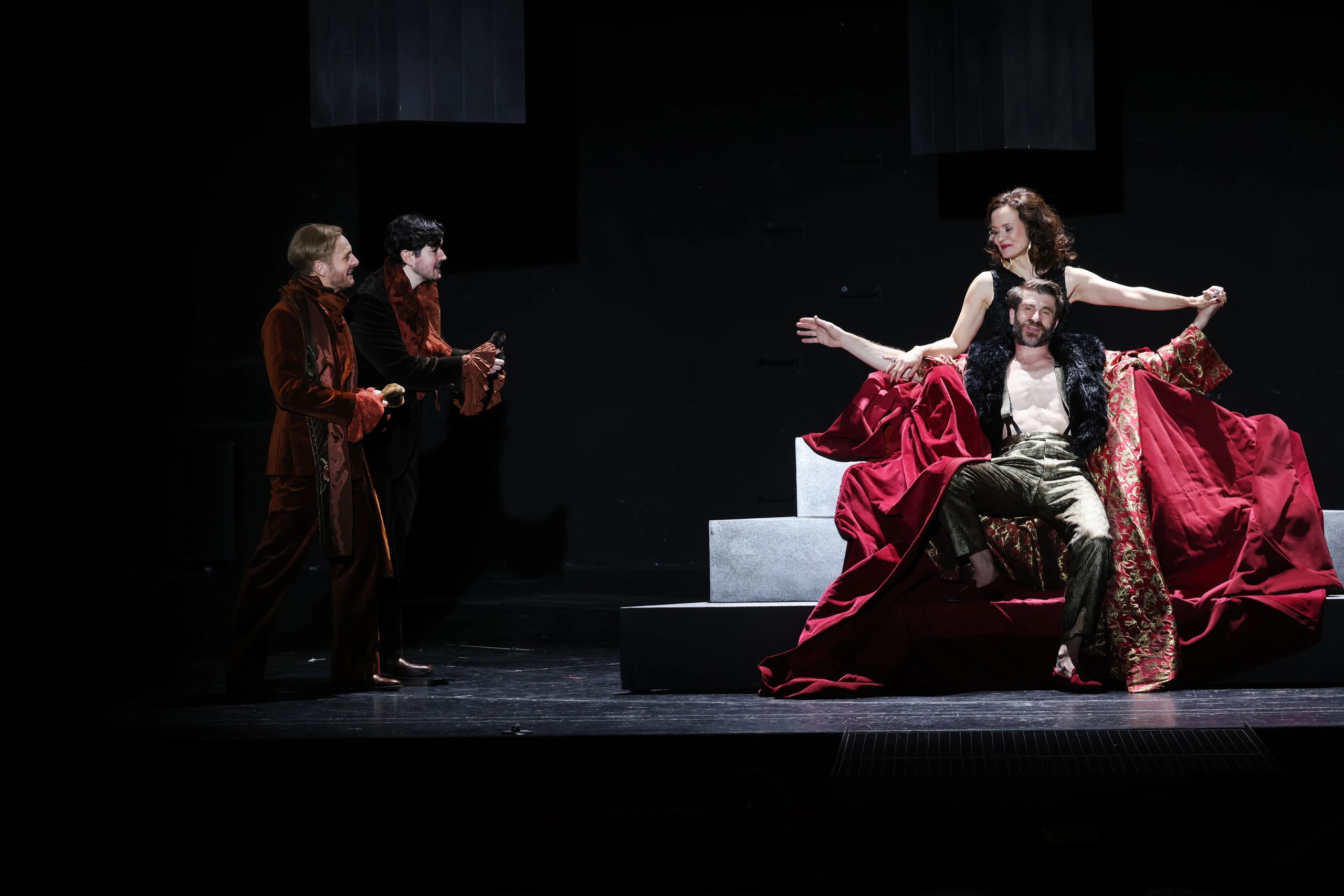 Ein Grübler unter machtgeilen Hedonisten: „Hamlet“ in der Josefstadt