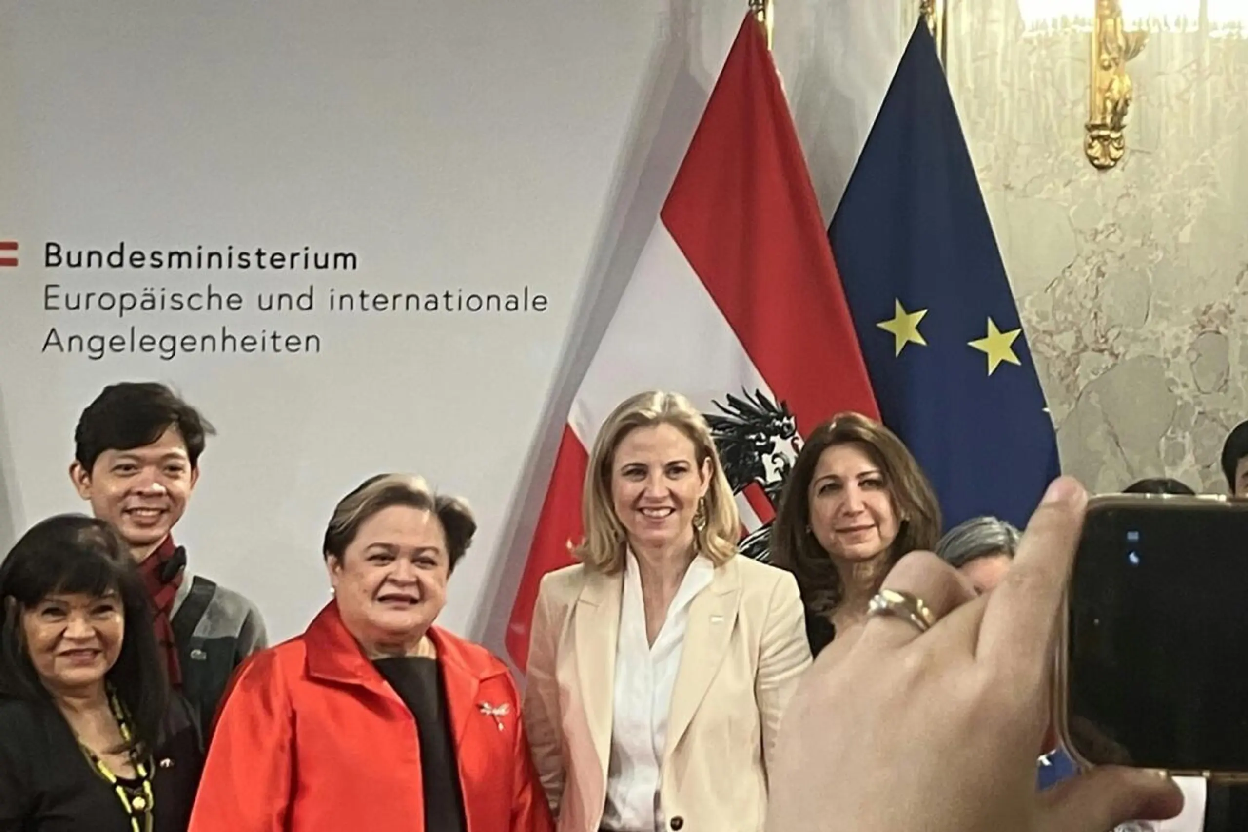 Lazaro und Meinl-Reisinger trafen philippinische Community