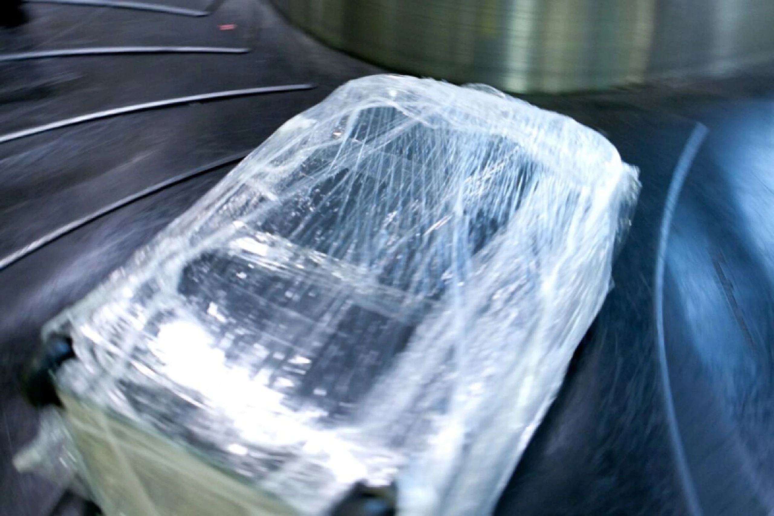 In Folie gewickelte Koffer können am Flughafen für Probleme sorgen