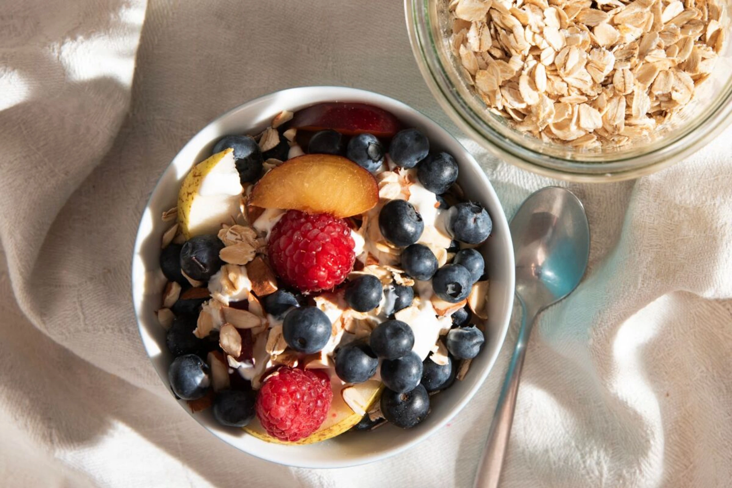 Haferflocken mit Joghurt und Obst liefern dem Körper viele Nährstoffe