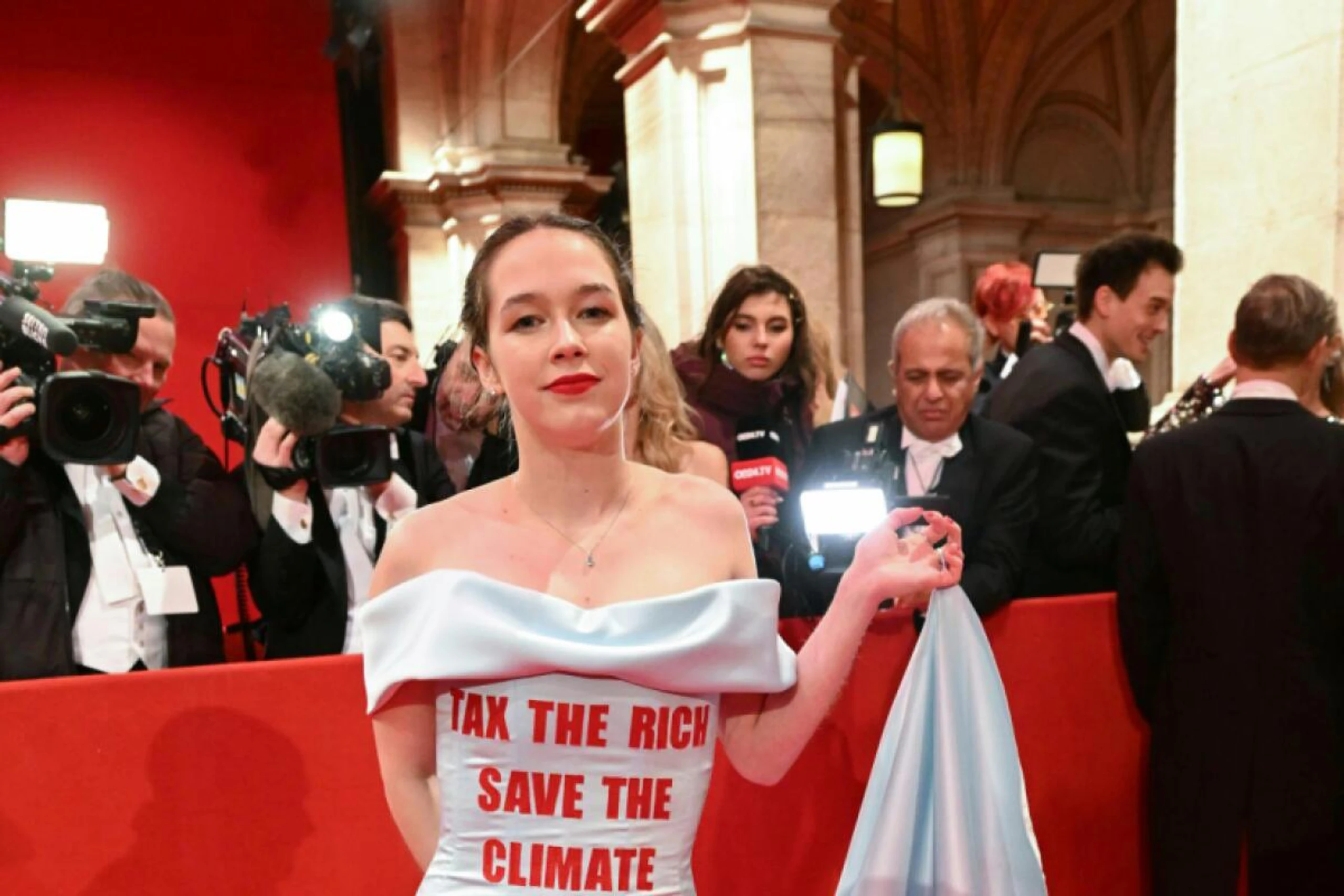 Im Ballkleid für Reichensteuer: Grünen-Mandatarin Lena Schilling