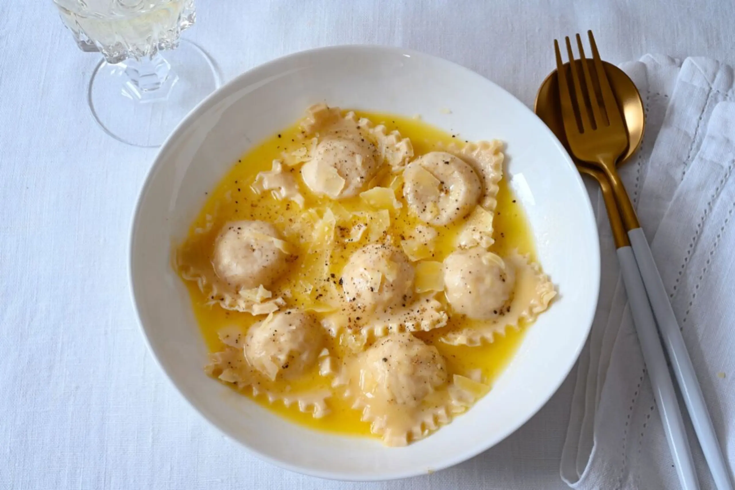Die Käse-Ravioli werden in französischer Buttersauce serviert