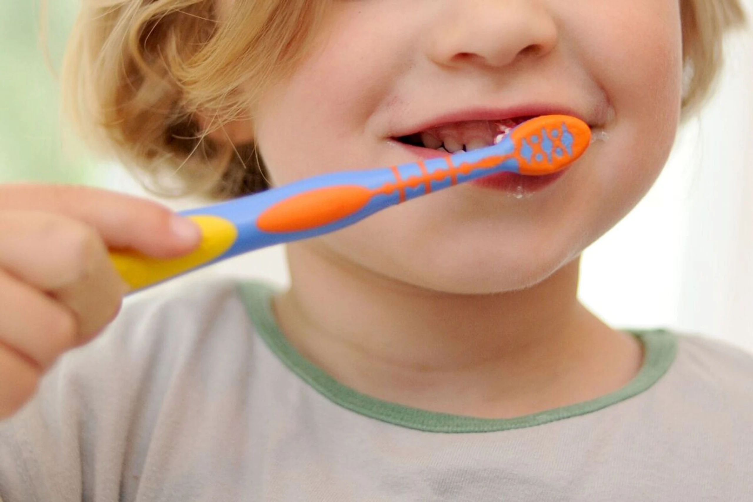 Kinderzahnpasten mit Fluorid härten den Zahnschmelz