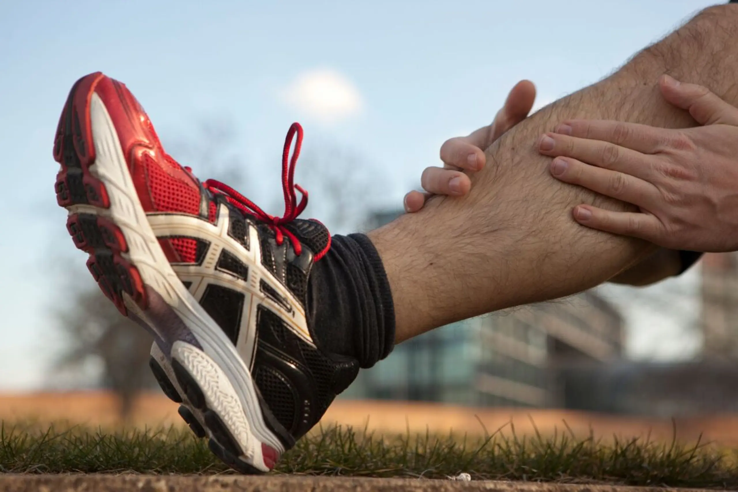 Wadenkrampf: Vorsichtiges Massieren und Dehnen kann Linderung bringen