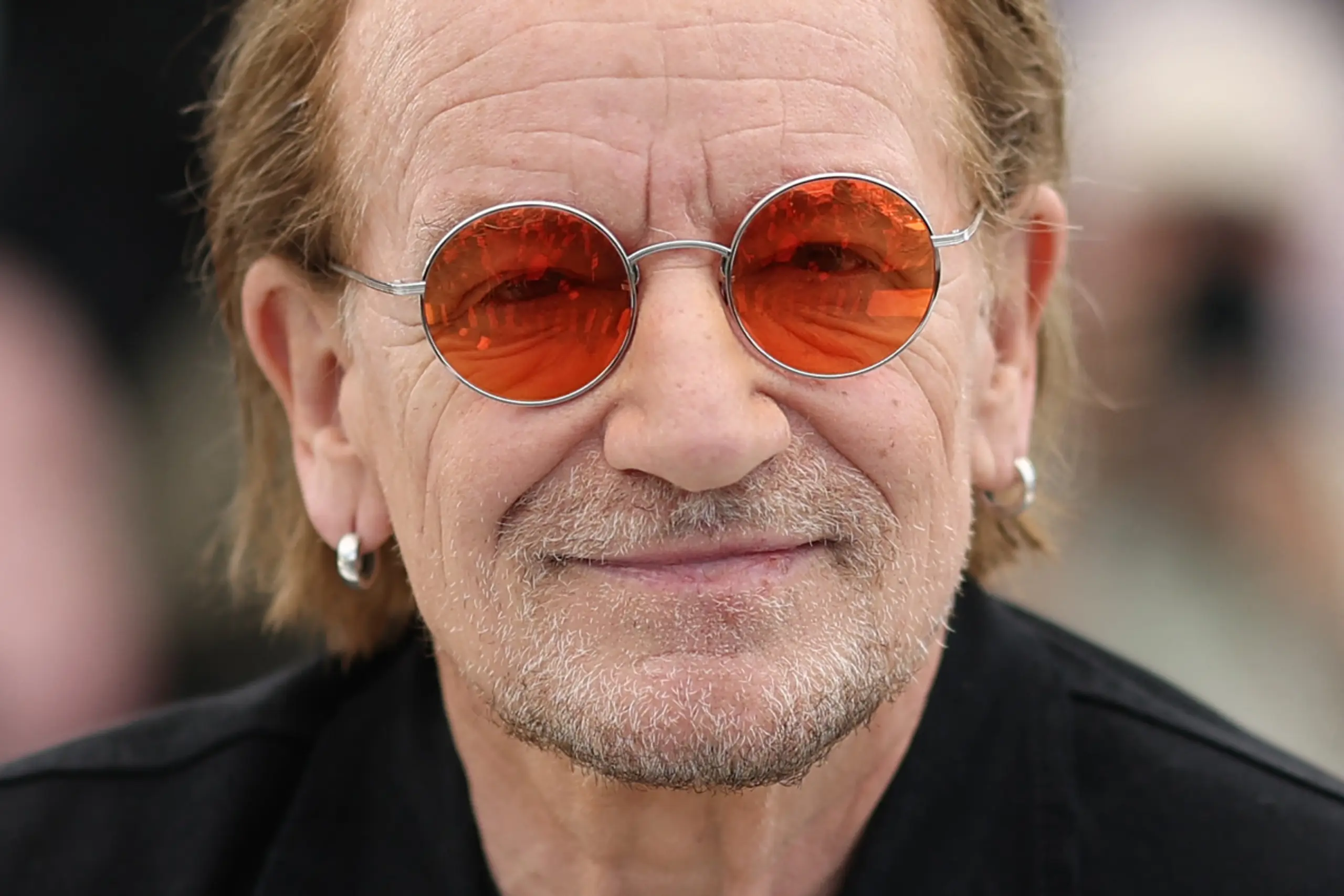 Bono singt Lieder des Trotzes und der Bestürzung