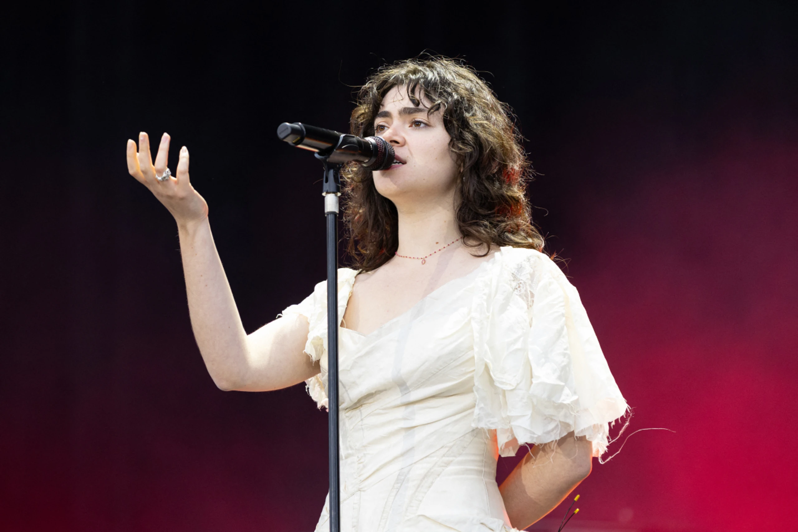 Sängerin Morris bei einem Auftritt 2025 in Frankreich