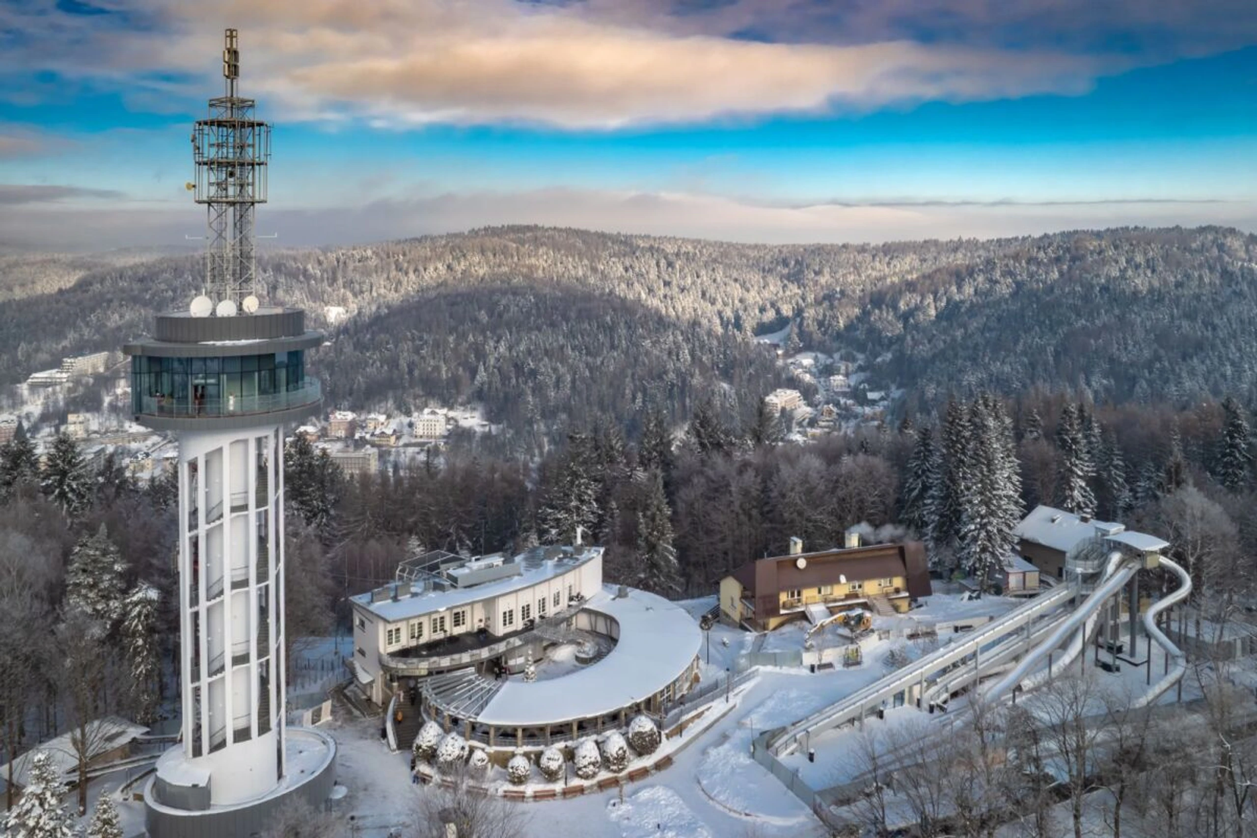 Bodentiefe Glasfenster und Skywalk: der Aussichtsturm in Krynica-Zdrój