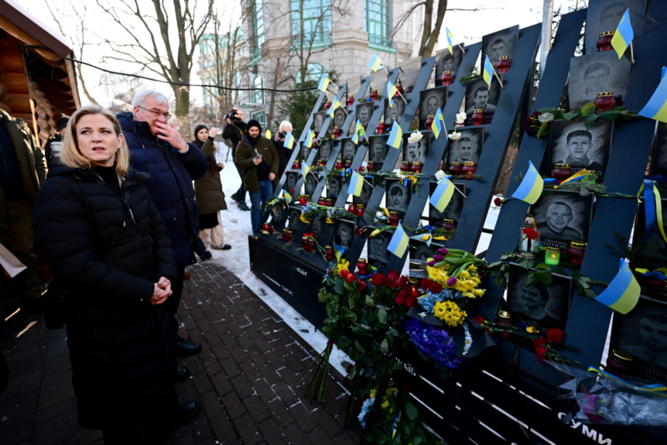 Meinl-Reisinger bei Gedenkstelle für Opfer des Maidan-Aufstandes