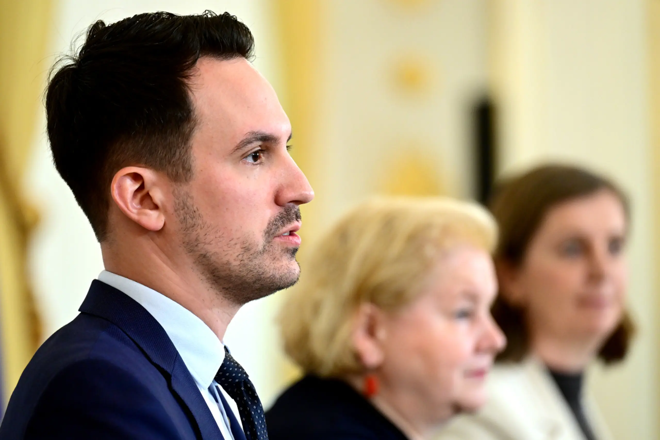 Bildungsminister Christoph Wiederkehr bei einer Pressekonferenz