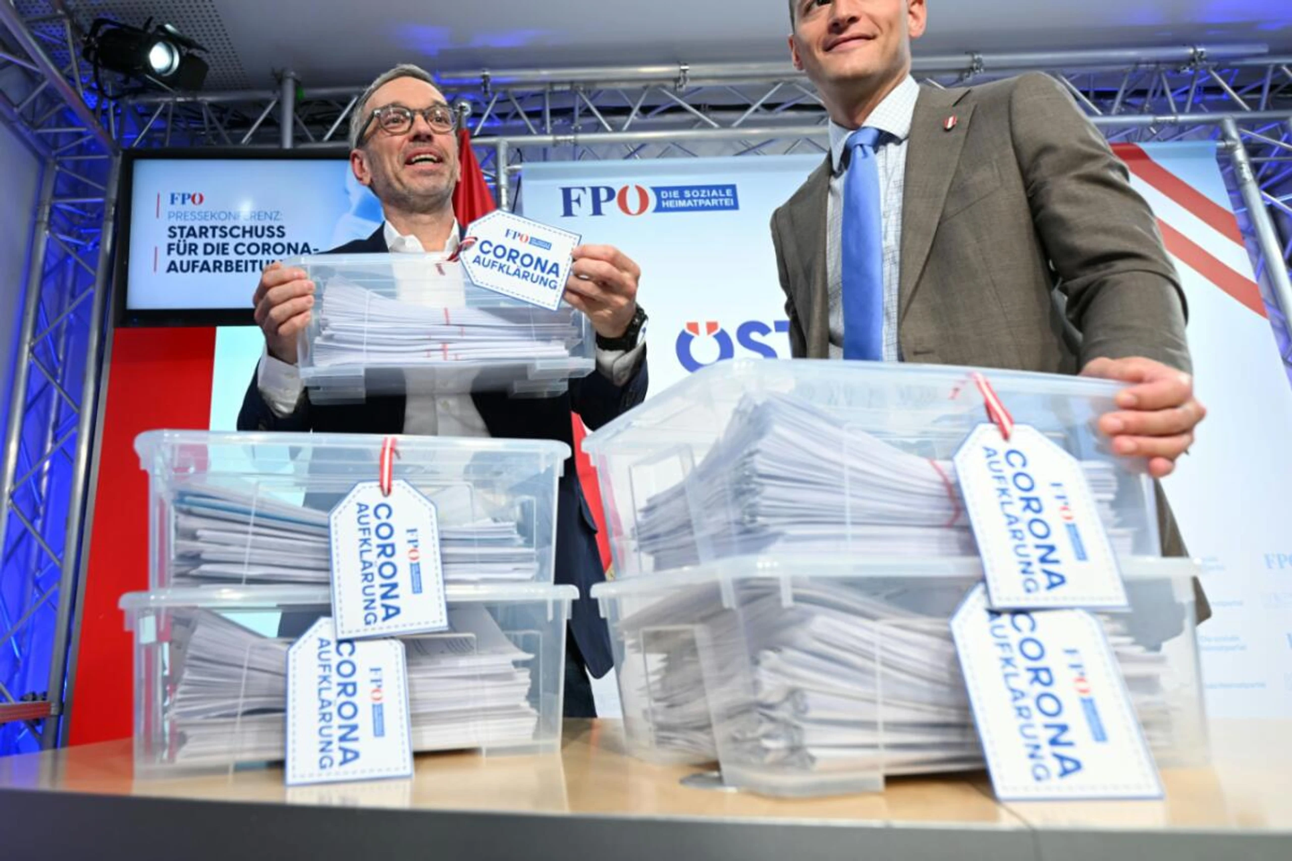 Kistenweise überflutet die FPÖ die Ministerien mit Anfragen